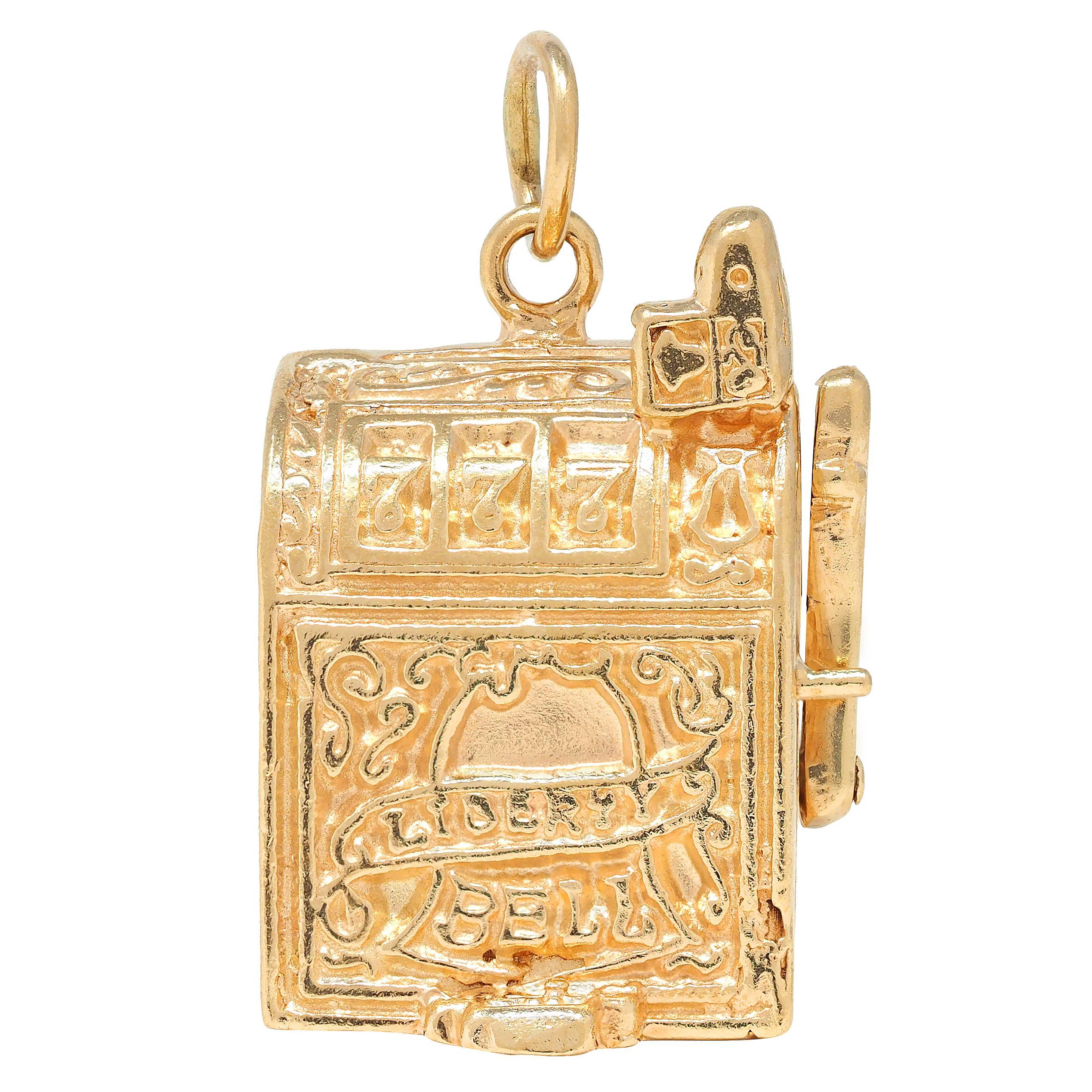 1940's Retro 14 Karat Yellow Gold Vintage Liberty Bell Slot Machine Charm In Excellent Condition For Sale In Philadelphia, PA