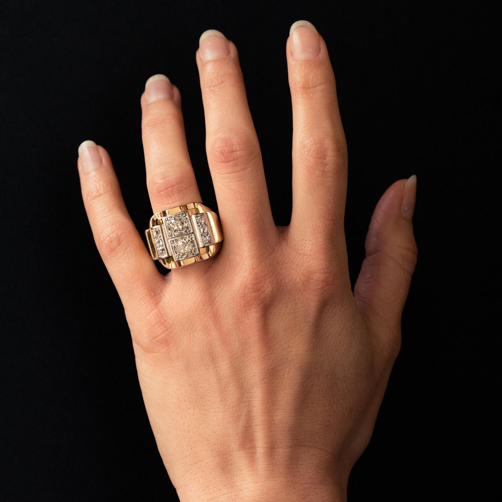 Tank ring in 18 karat yellow gold, and platinum, owl and mascaron hallmarks.
Voluminous and geometric, this tank ring is decorated with 2 antique- cut diamonds supported by two lines of 2x3 antique brilliant- cut diamonds, all in platinum set.
Total