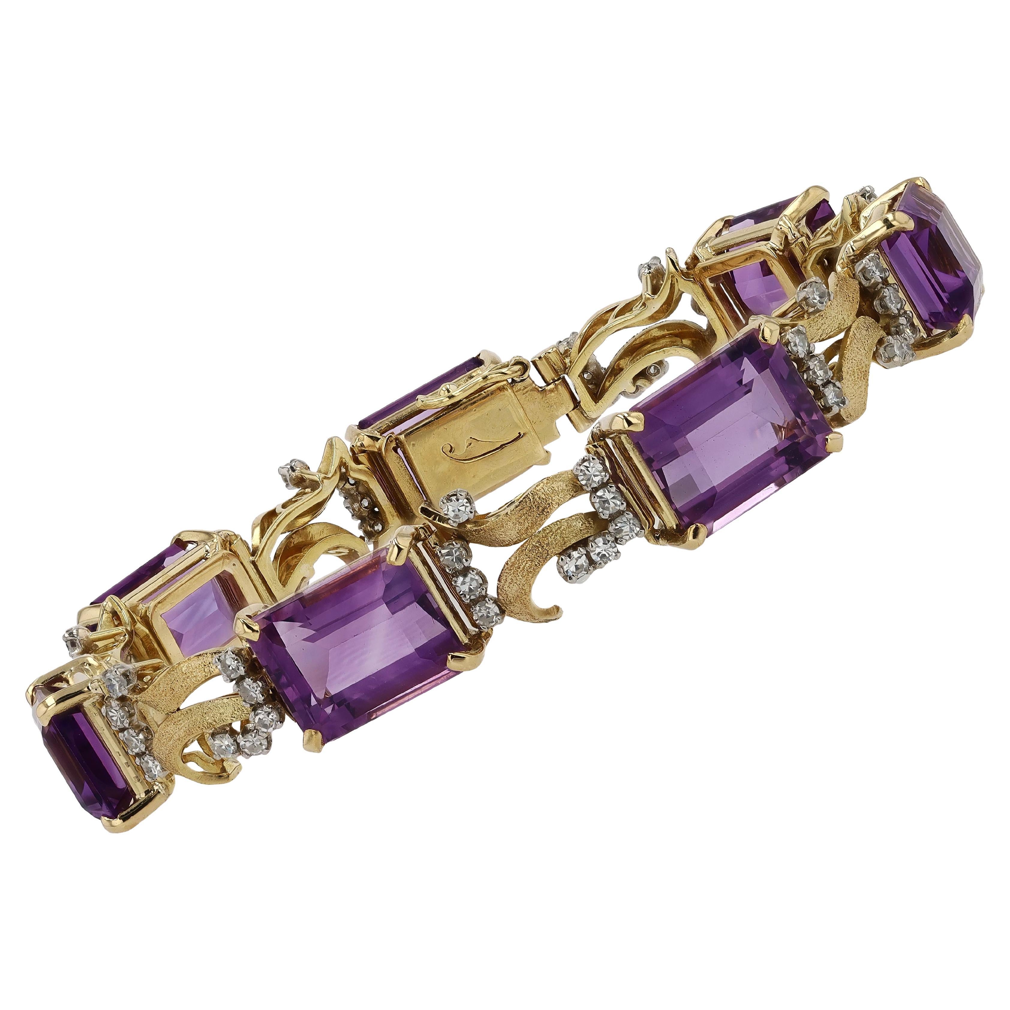 Dieses authentische Retro-Armband aus den 1940er-Jahren ist der Inbegriff eines Edelsteinarmbands im Vintage-Stil. Die luxuriösen, strukturierten Glieder aus 18 Karat Gelbgold umschließen zart 30 Karat beruhigende, reichhaltige, königspurpurne