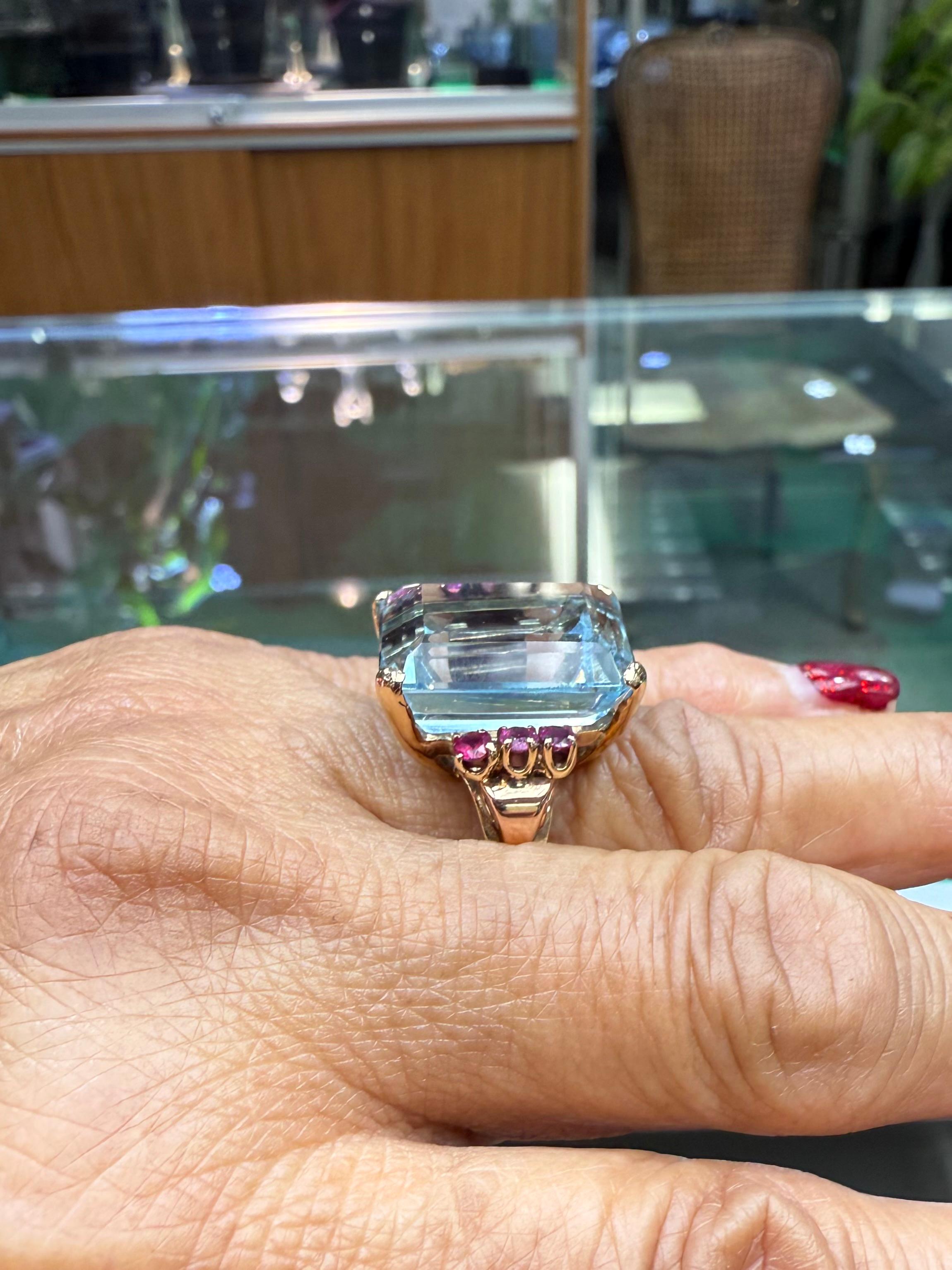 1940er Retro Aquamarin und Rubin 14k Gold Solitär Ring (Smaragdschliff) im Angebot