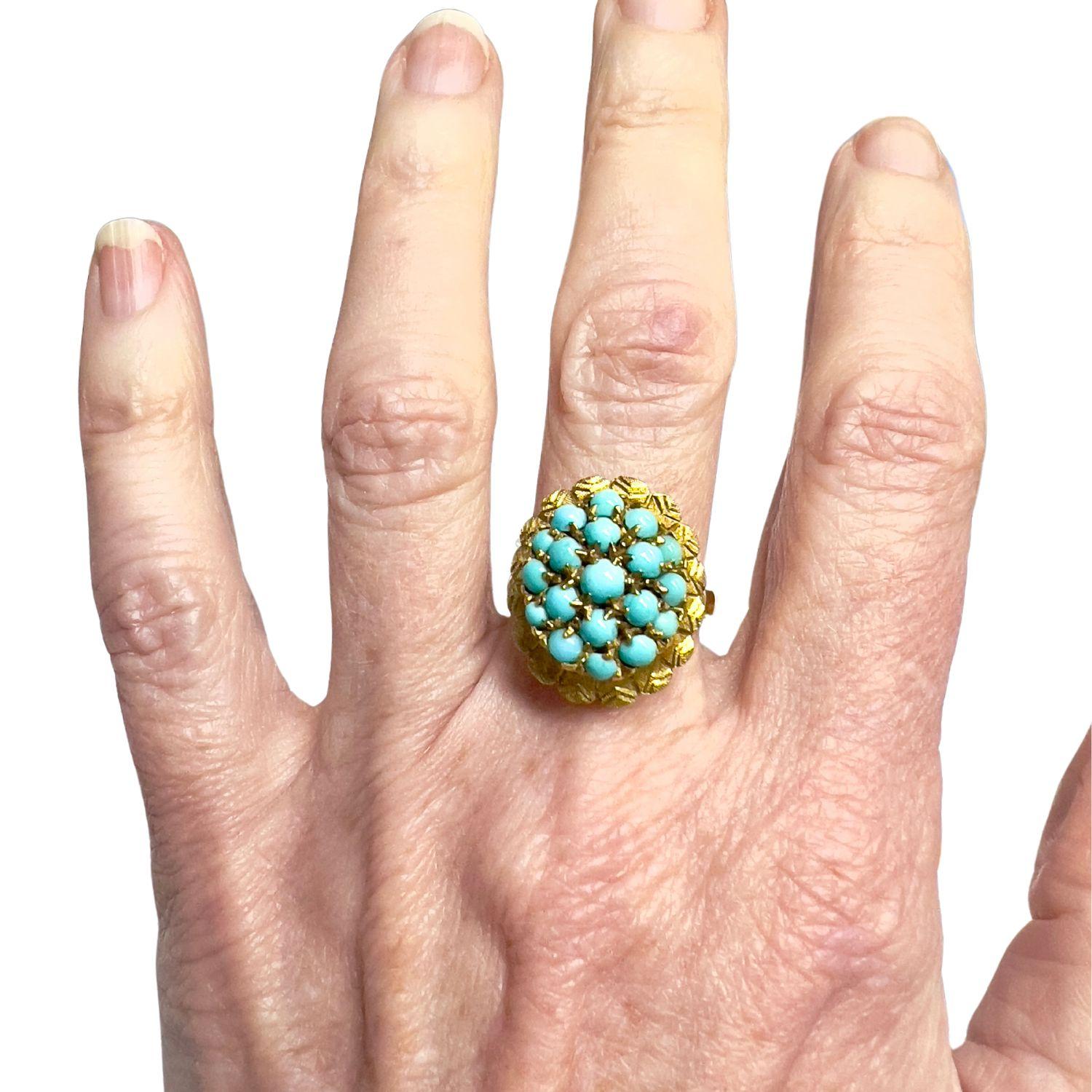 Spécifications techniques :
•	 Design/One des années 1940
•	MATERIAL : Or jaune 18 carats
•	Pierre précieuse : Cabochon de turquoise
•	Dimensions : 3,3 x 3,20 mm : 3,3 x 3,20 mm
•      Taille : ES 16 / US 7,75
•	Poids : 6.28 grammes
•	Sertissage :