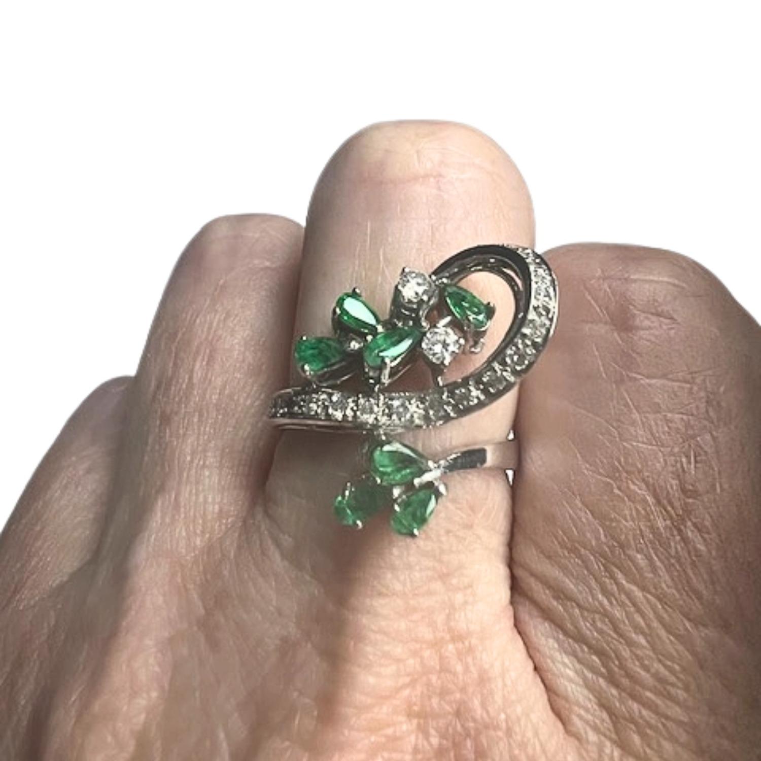Pear Cut 1940s Retro Design with 1.5 ct  Emerald & 0.30 ct brilliant Diamonds Gold Ring