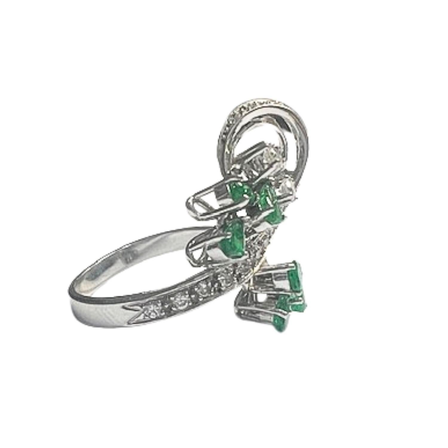 1940s Retro Design with 1.5 ct  Emerald & 0.30 ct brilliant Diamonds Gold Ring In Good Condition In MADRID, ES