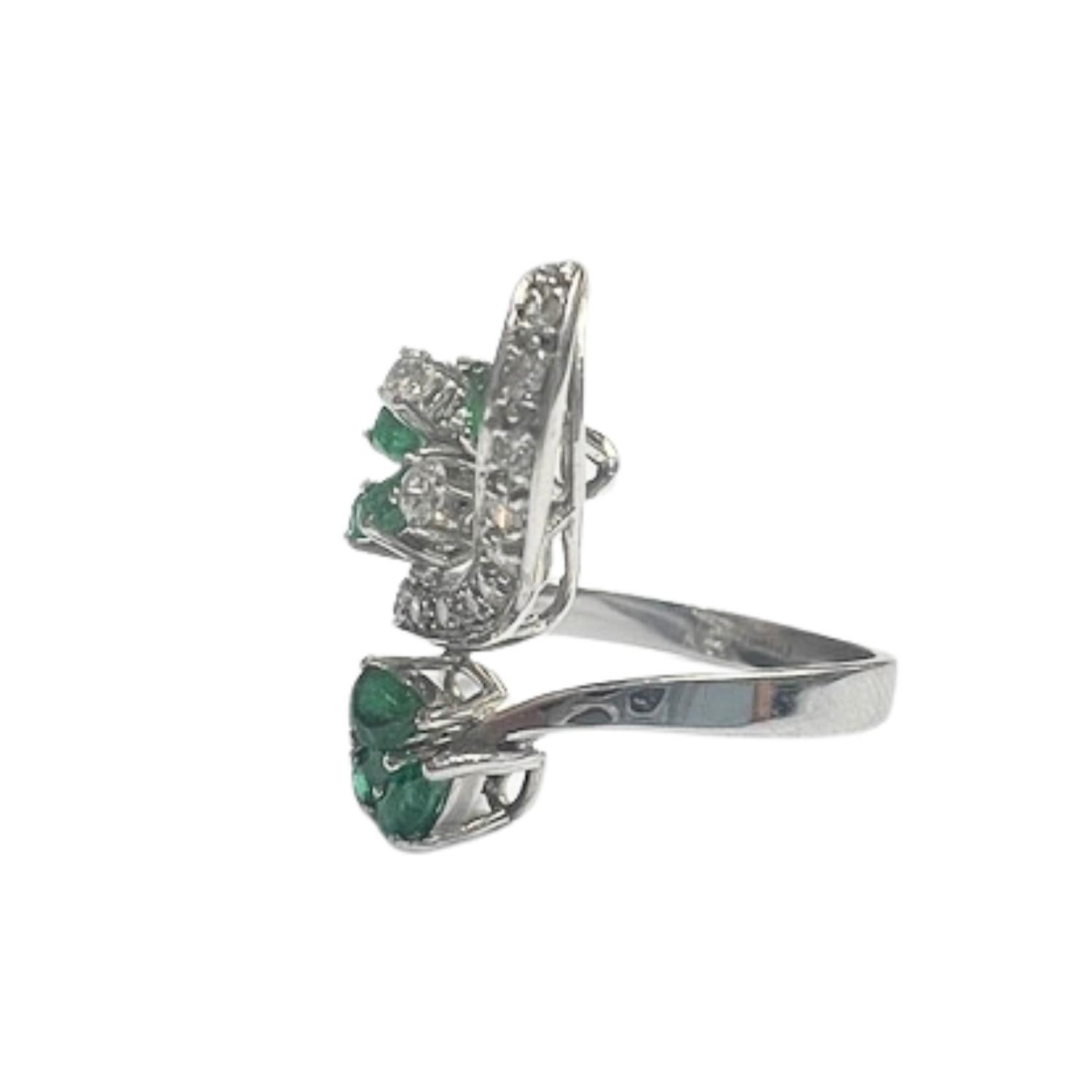 Women's 1940s Retro Design with 1.5 ct  Emerald & 0.30 ct brilliant Diamonds Gold Ring