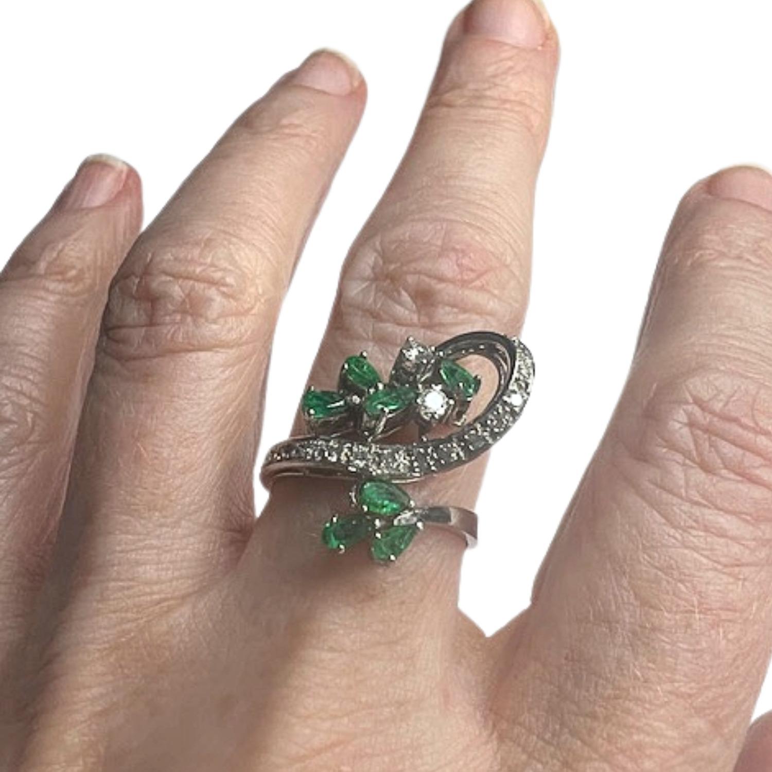 1940s Retro Design with 1.5 ct  Emerald & 0.30 ct brilliant Diamonds Gold Ring 1