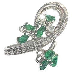 1940s Retro Design with 1.5 ct  Emerald & 0.30 ct brilliant Diamonds Gold Ring