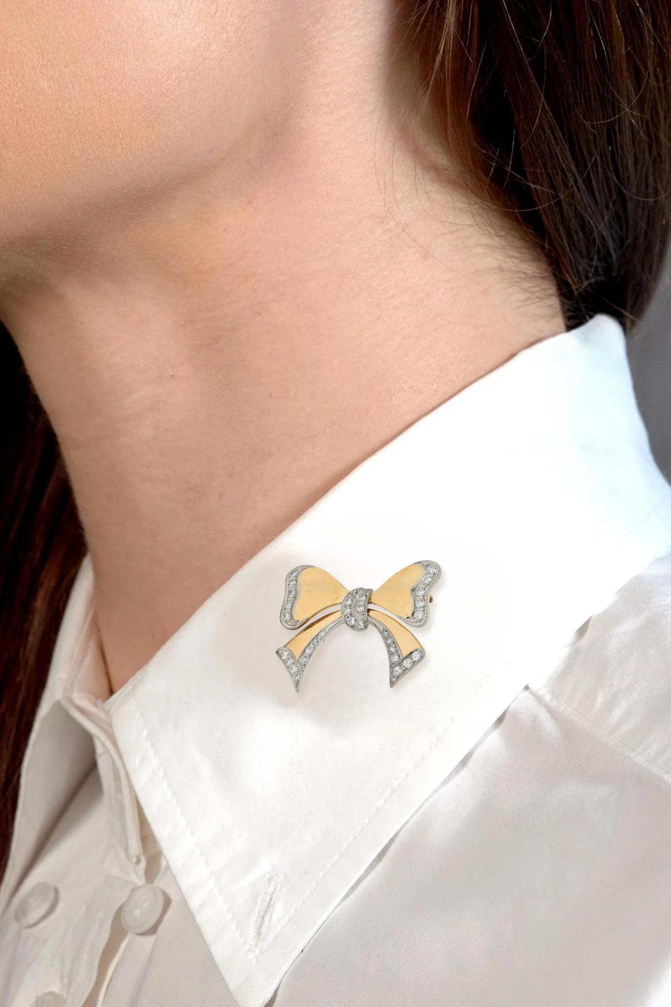 Fabrice est un motif de nœud en or jaune avec une surface texturée ressemblant à un tissu ondulé.
Whiting avec des bords en or blanc et des perles de nœuds serties de diamants.
Transitionnel et taille unique, pesant environ 0,90 carat au