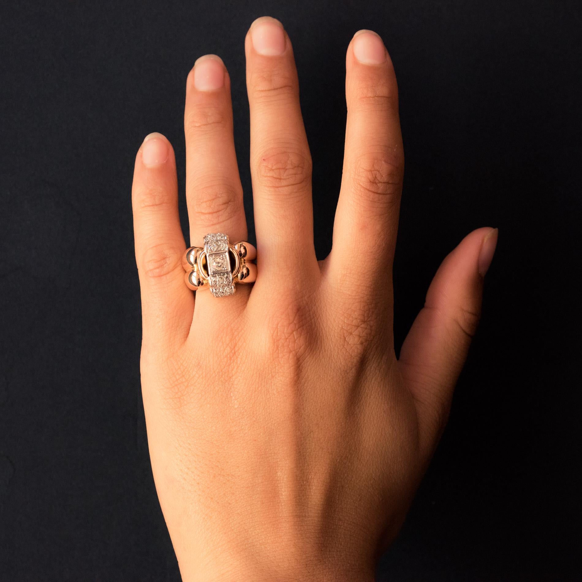 Anello in oro rosa 18 carati, marchio del gufo e platino.
Imponente anello antico, è composto da 2x2 grandi gadroon in oro rosa che mantengono sulla parte superiore un motivo rotondo incastonato al centro, su platino, con un diamante antico taglio