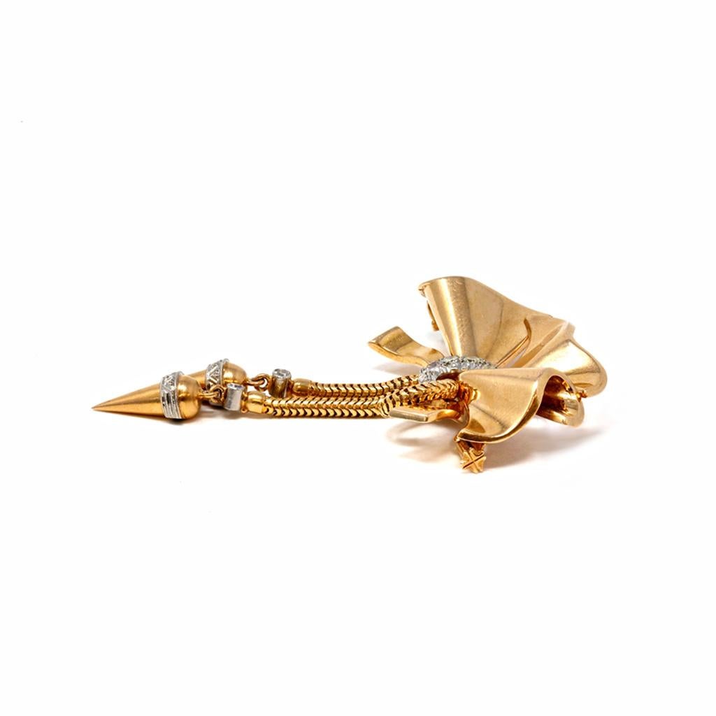 Broche retro de oro rosa de 15 quilates y diamantes, circa 1940, diseñado como un arco ornamentado que sostiene dos colgantes articulados, acentuado por diamantes talla única con un peso aproximado de 0,20 quilates, peso bruto de 13,3 gramos, mide 2