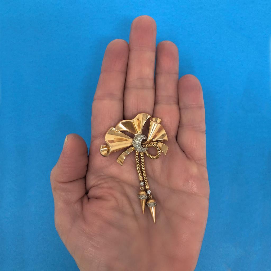 1940s Retro Diamond and Rose Gold Bow Brooch In Excellent Condition For Sale In Miami, FL