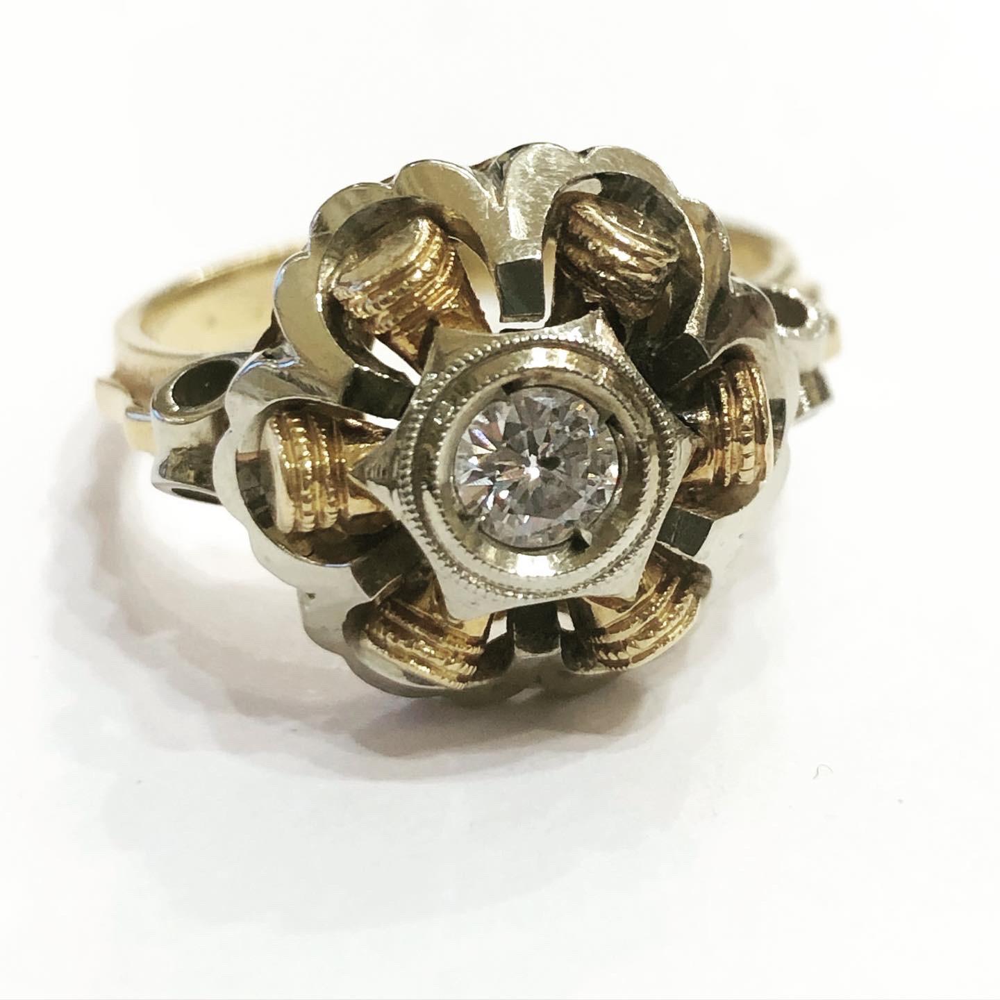 Bague cocktail débardeur rétro en or jaune et blanc 18 carats avec diamants, années 1940 en vente 1