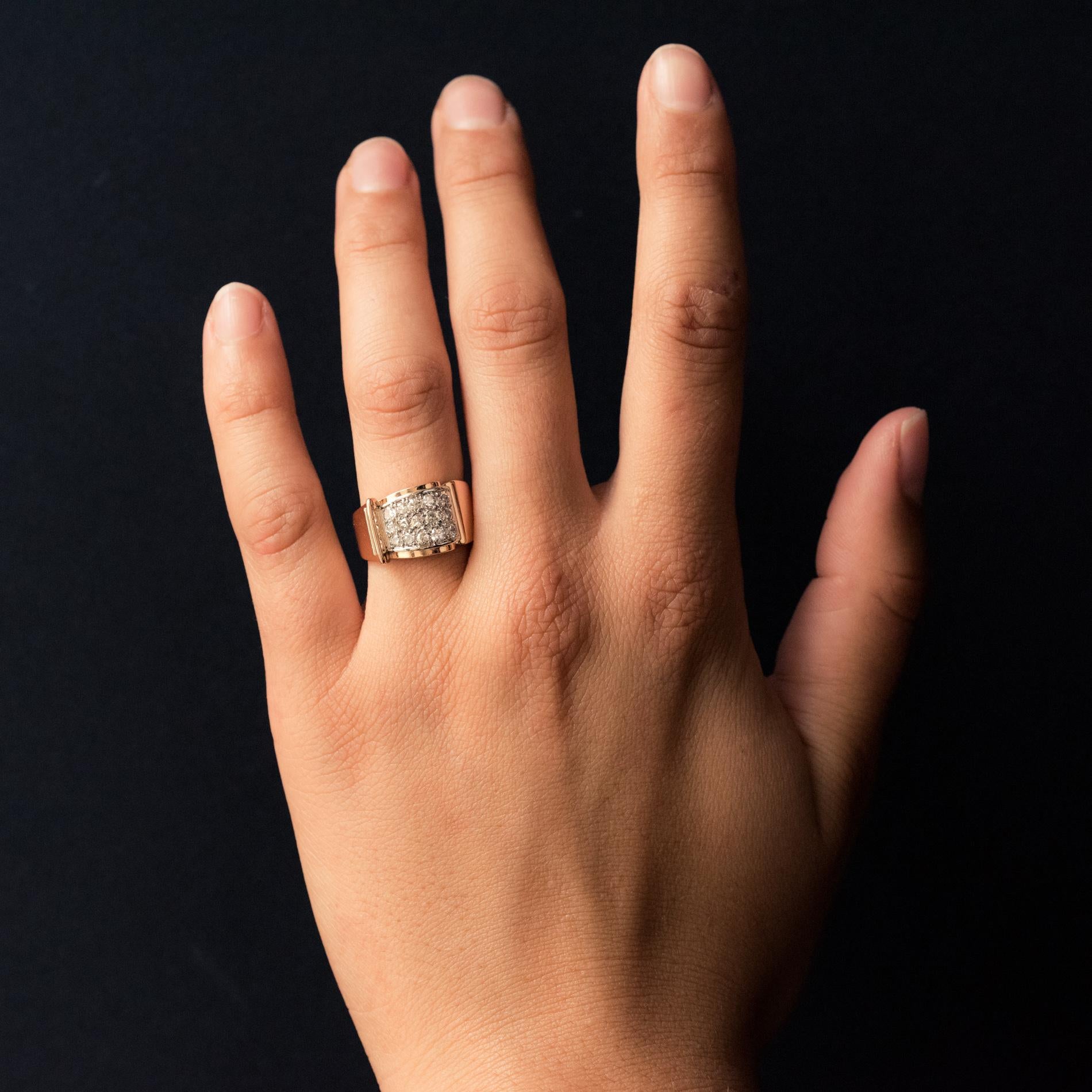 Ring in 18 karat rose gold, eagle's head hallmark and platinum dog's head hallmark.
Lovely tank ring, it is formed by a large ring on which a loop motif is paved with brilliant-cut diamonds, all on platinum.
Total weight of diamonds: around 0.40