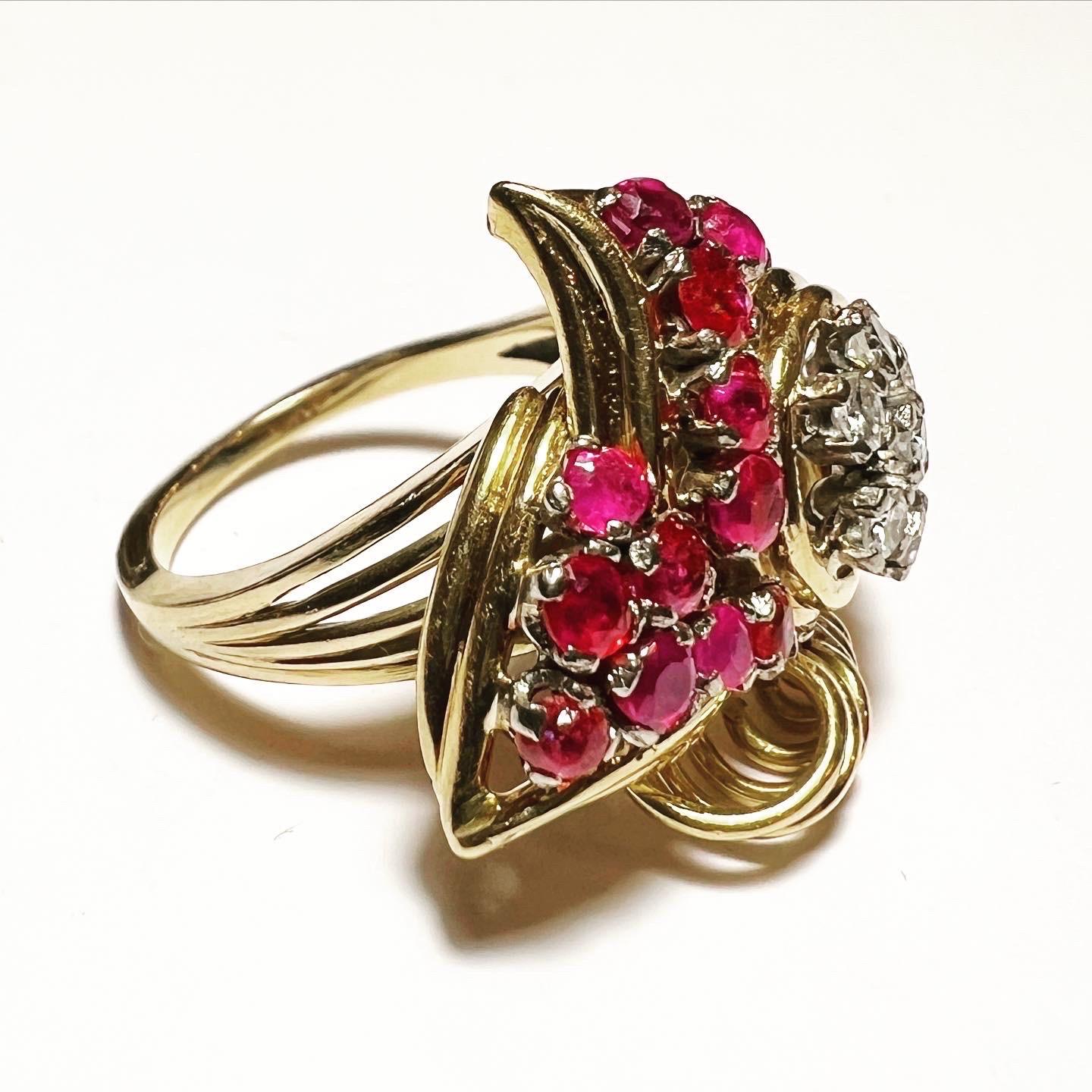 Superb tank ring, organic design typical for this period.
Ring in 18 karat yellow and white gold, diamonds and rubies.
Circa 1935-1940
Old European diamond cut and rond cut rubys.
Total approximate weight of the diamonds:  0,5 carat.
Total