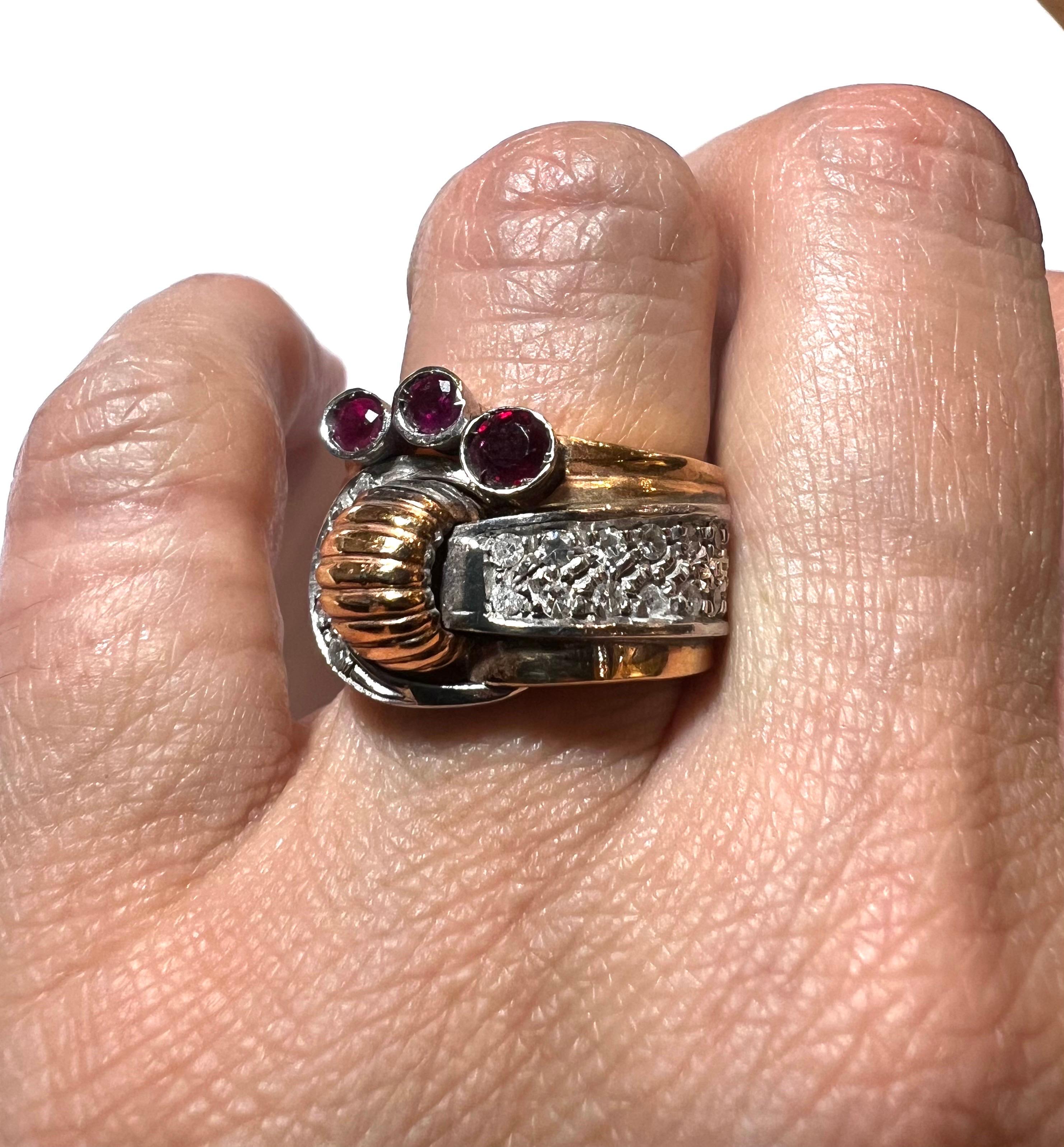 Superb tank ring, buckle design typical for this period.
Ring in 18 karat yellow and white gold, diamonds and rubies.
Circa 1935-1940.
Old European diamond cut and rond cut rubys.
Total approximate weight of the diamonds: 0.4 carat.
Total