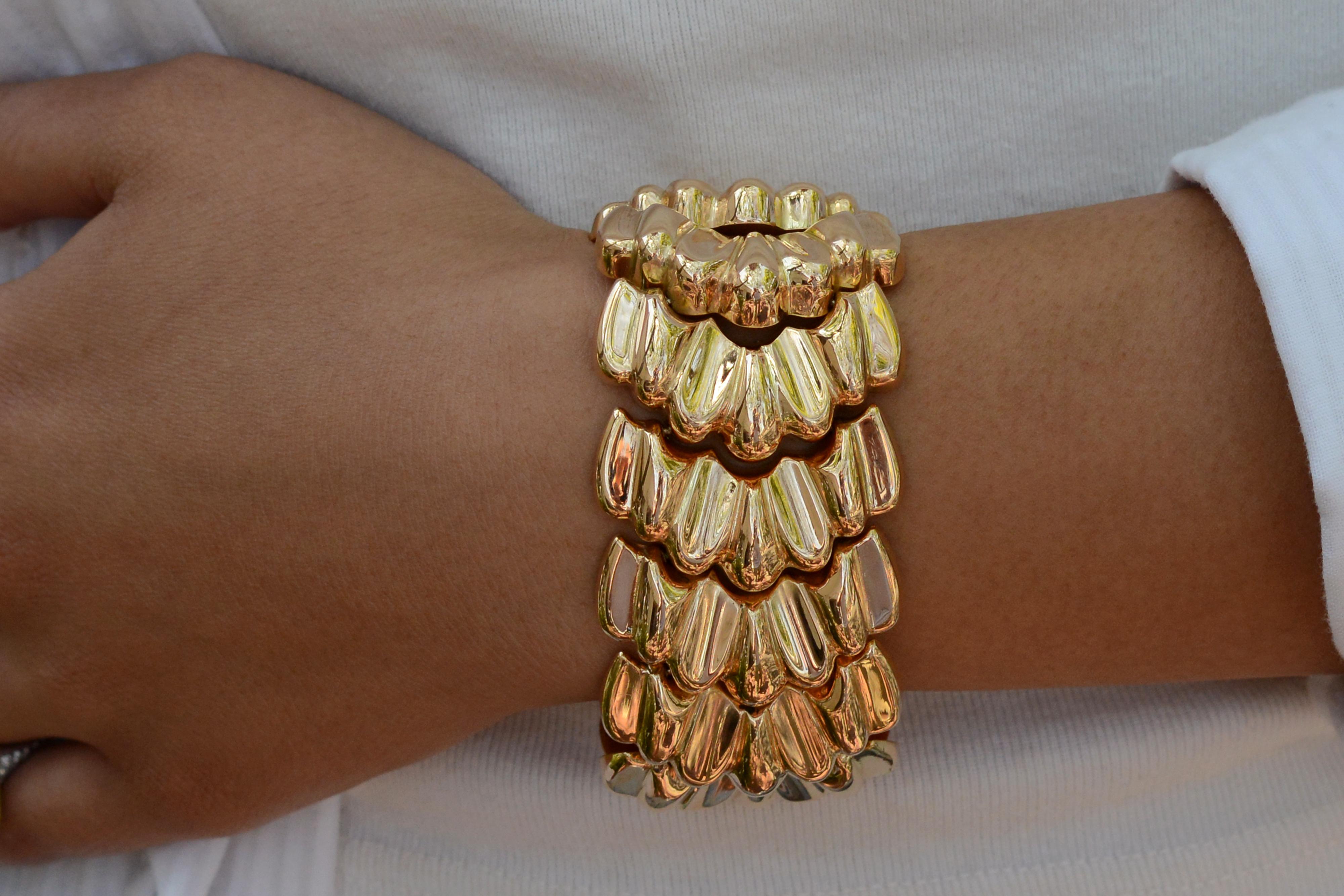 Ce bracelet à maillons en or rose 18 carats aux teintes riches et douces est un héritage impressionnant de la grande époque rétro des années 1940. Un authentique coup d'éclat conçu pour représenter les bandes de roulement d'un char d'assaut, reflet