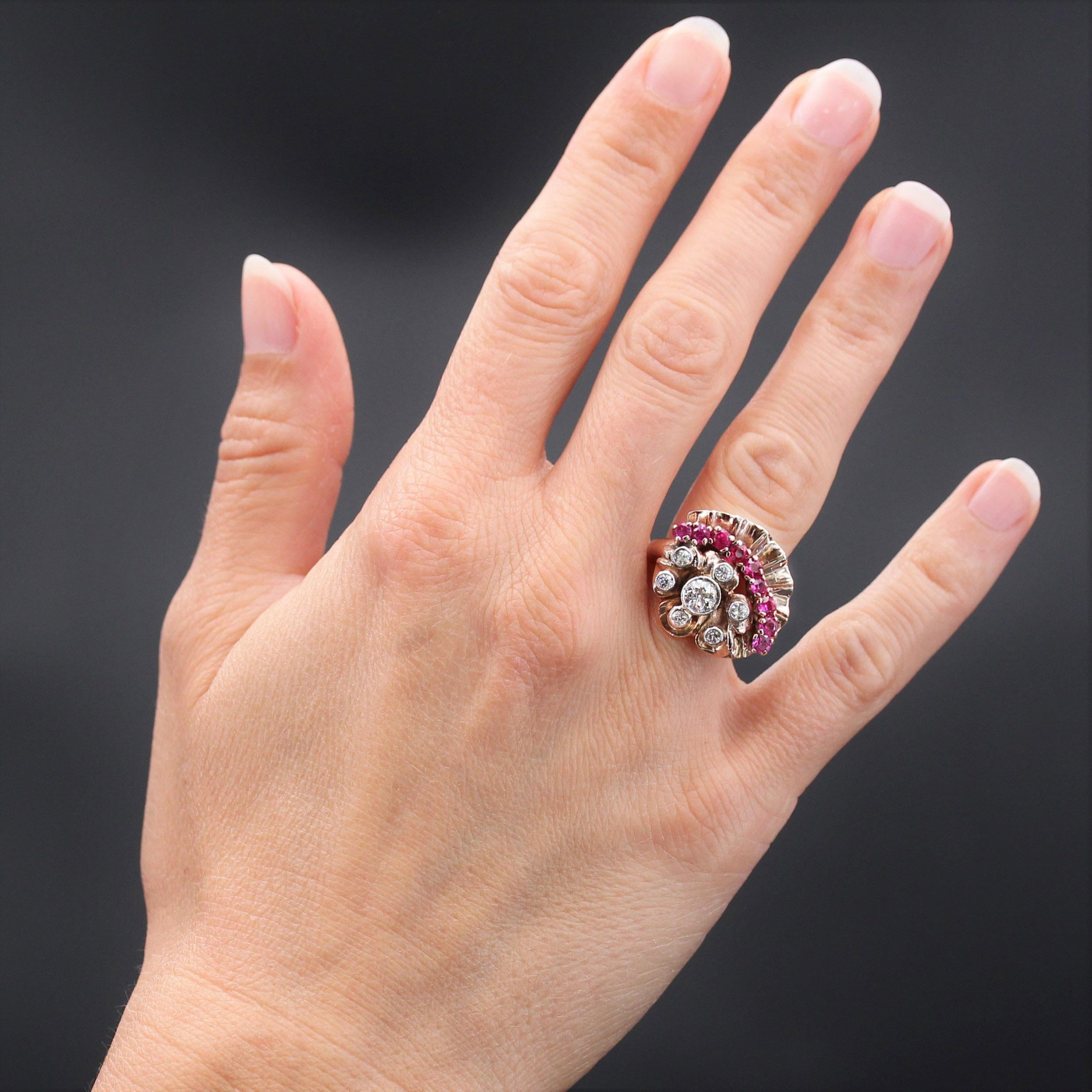 Ring in 14 karat rose gold, shell hellmark.
Imposing retro ring, its setting is made of bright pleated rose gold. It is decorated with a curved line of round synthetic rubies, and strewn in closed setting of 7 antique brilliant- cut diamonds, the