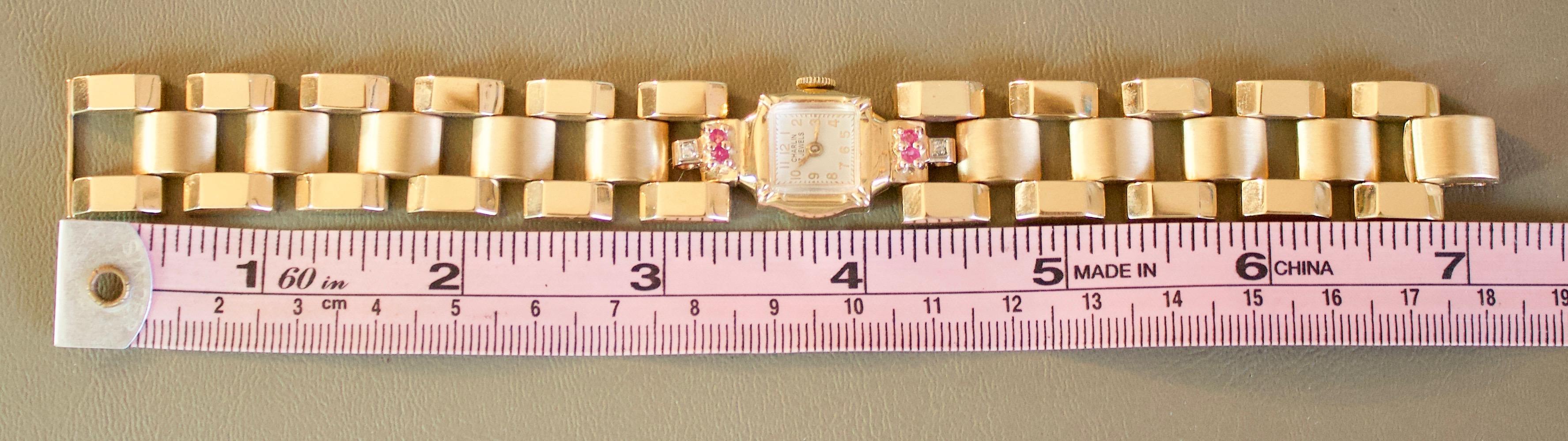 
1940s 14K Retro Charlin Watch - Un morceau d'or de l'histoire d'Hollywood

Remontez le temps avec cette exquise montre Brilliante en or 14 carats, un étonnant garde-temps rétro des années 1940 orné de rubis birmans et de diamants brillants.
