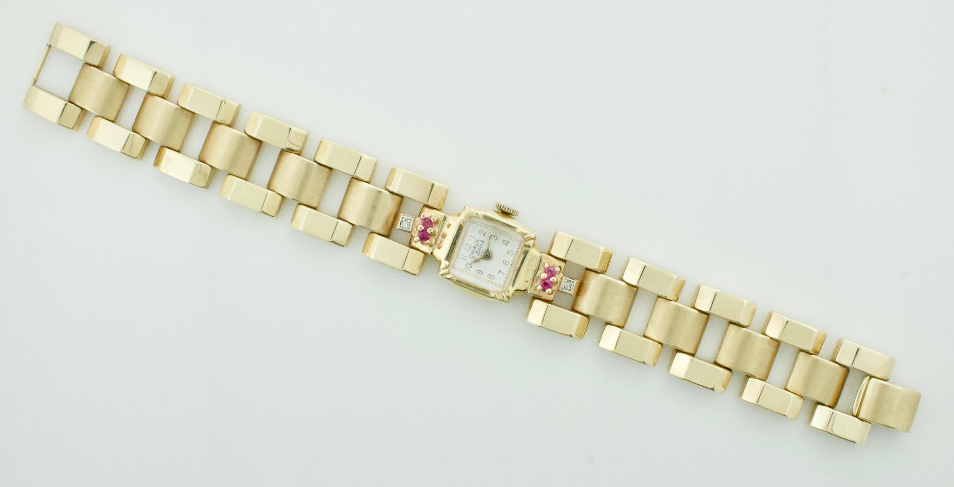 Montre rétro à rubis et diamants 