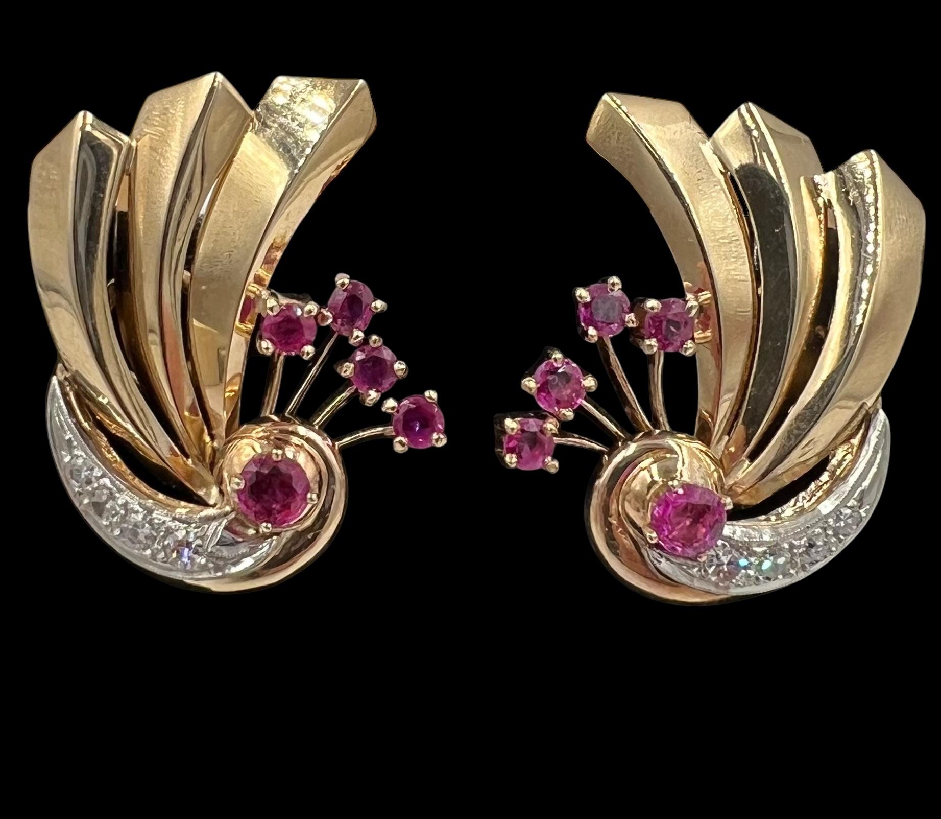 Taglio rotondo Orecchini retrò anni '40 in oro 14k con diamante e rubino per orecchie forate in vendita