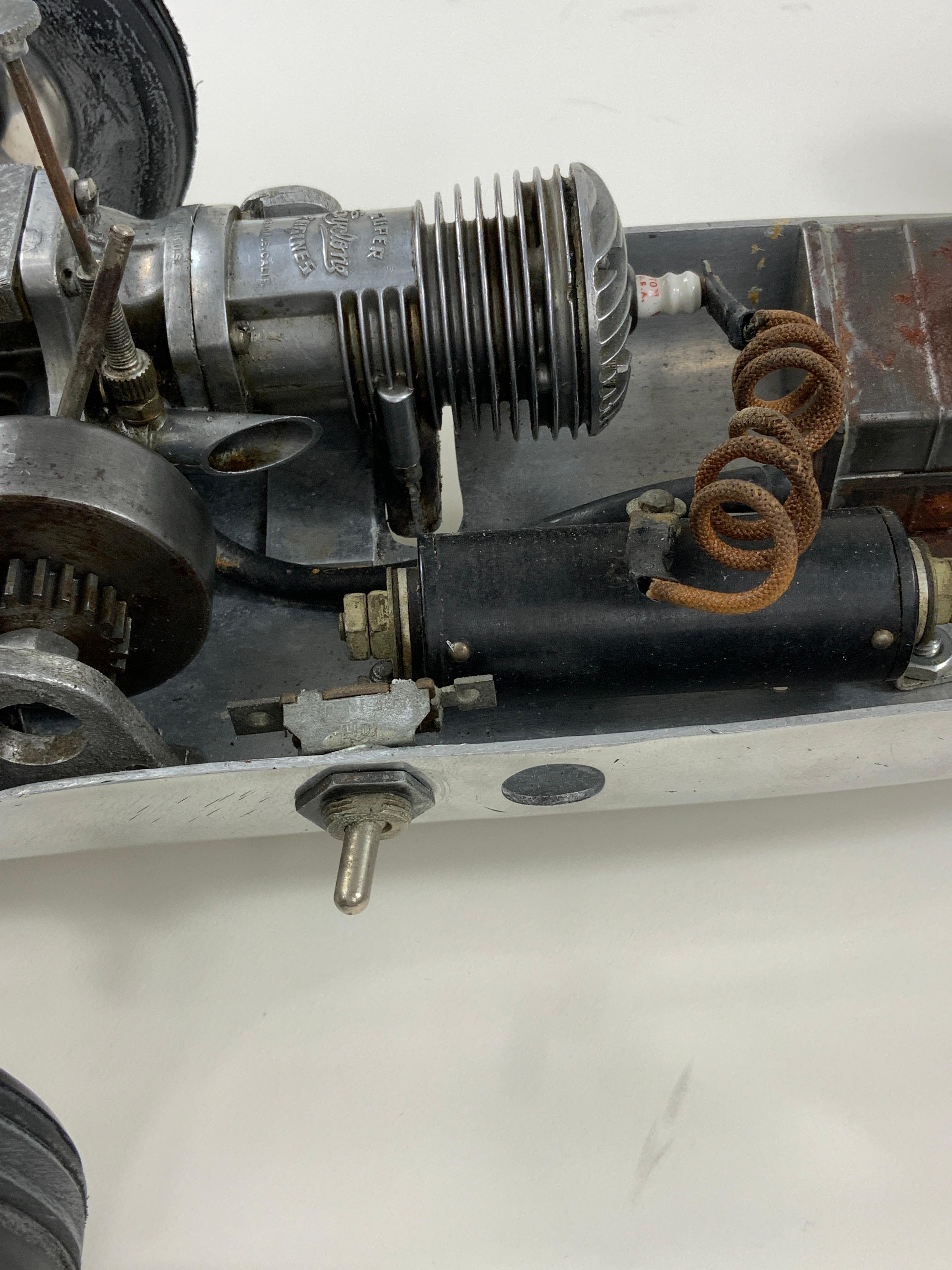 Tether-Auto aus den 1940er Jahren, angetrieben von einem Original-Super-Zyklon-Motor im Angebot 5