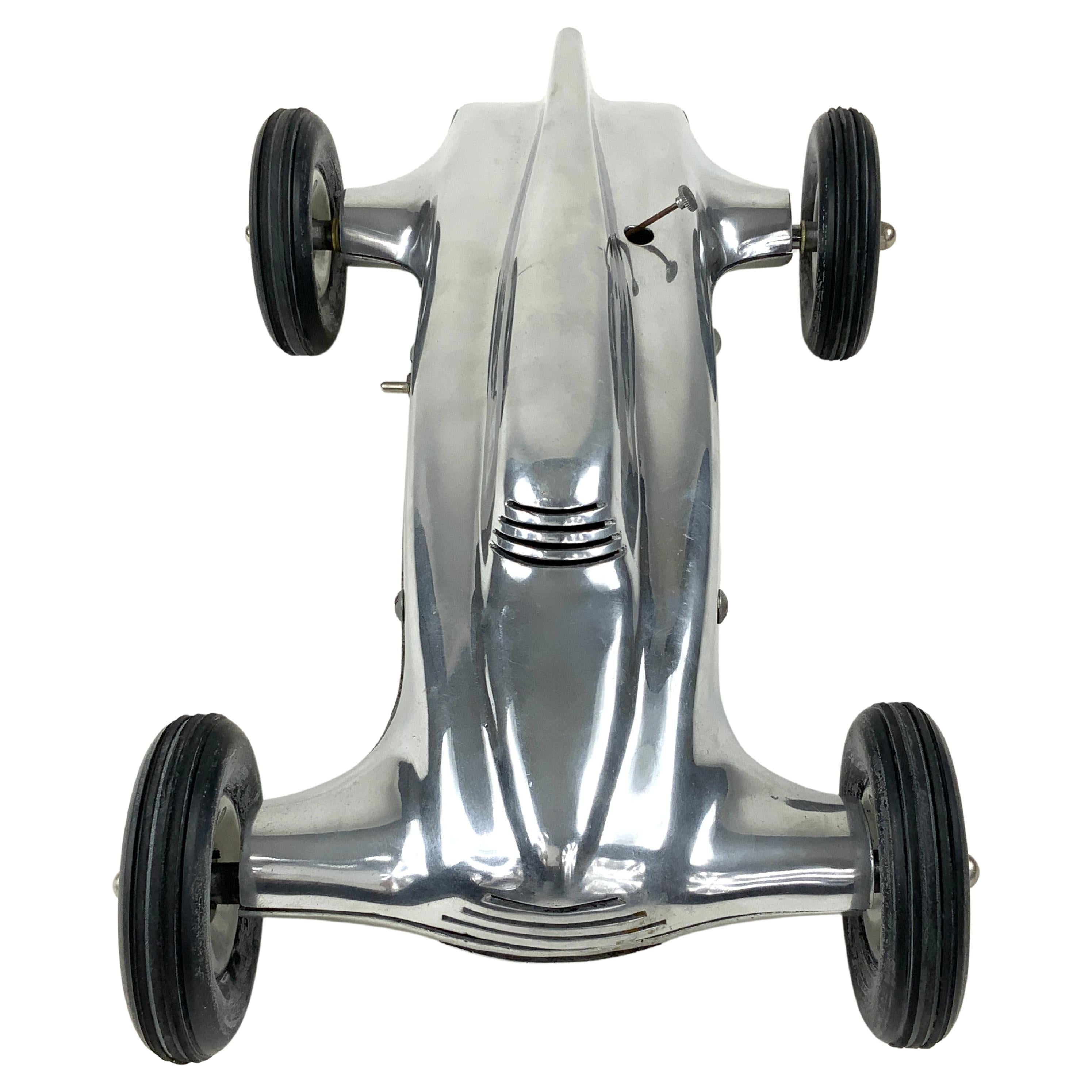 Dieser originale Rexner Zipper Tether Car Racer von 1940 mit seinem stromlinienförmigen Design ist in ausgezeichnetem Zustand.  Angetrieben wird er von einem Super-Cyclone-Motor mit 60er-Zündung, der die Hinterräder des Wagens über ein