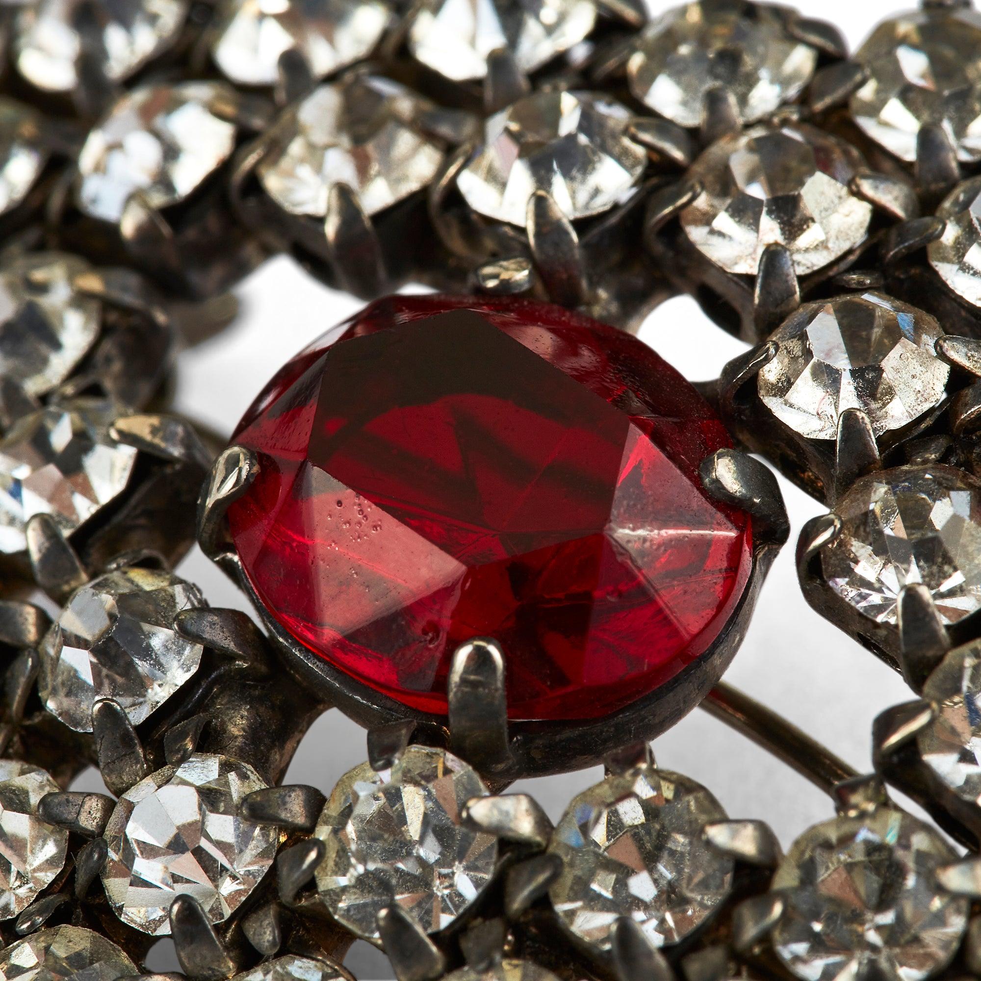 Brosche mit Strass und roten Edelsteinen in Diamantform aus den 1940er Jahren (Art déco) im Angebot