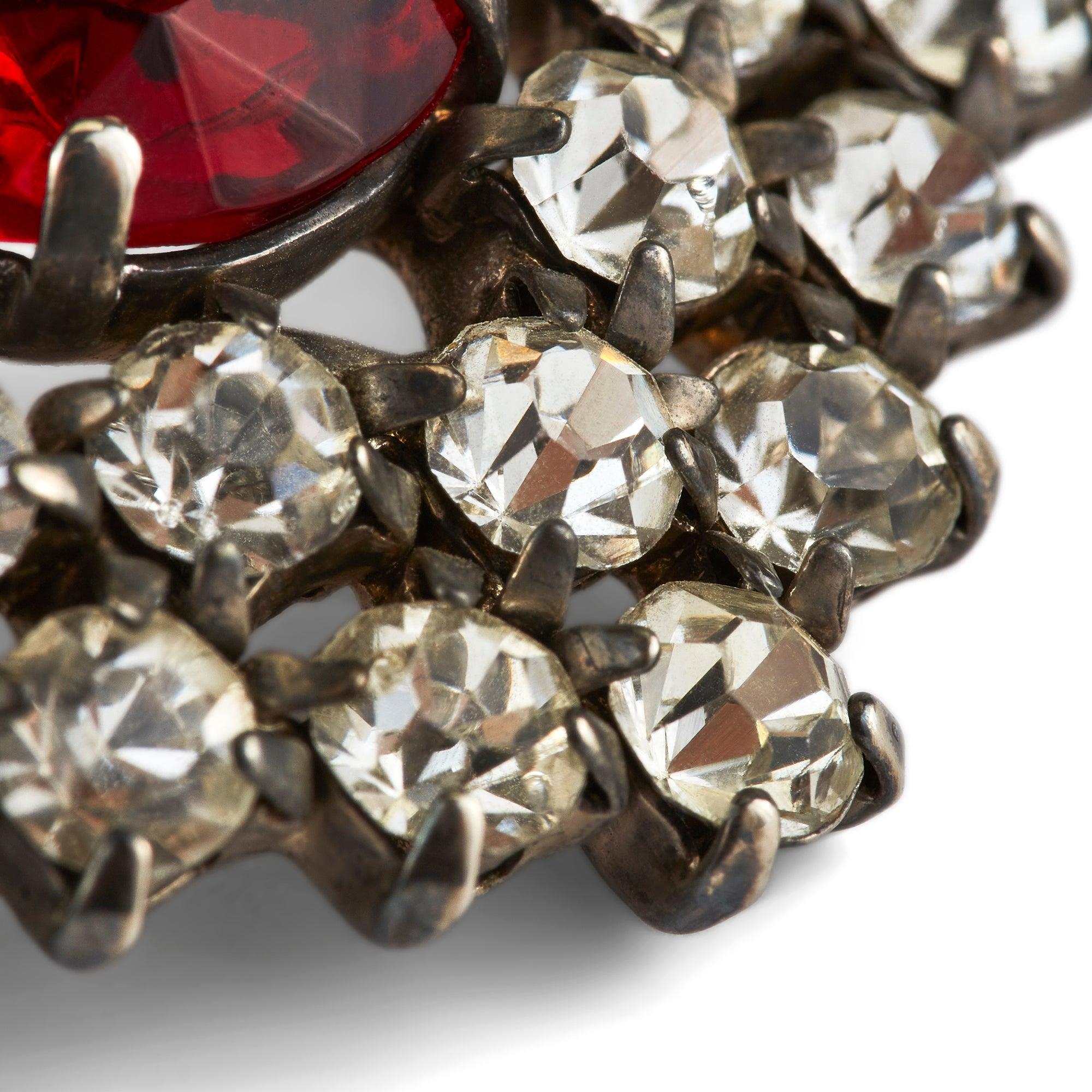 Brosche mit Strass und roten Edelsteinen in Diamantform aus den 1940er Jahren im Zustand „Hervorragend“ im Angebot in London, GB