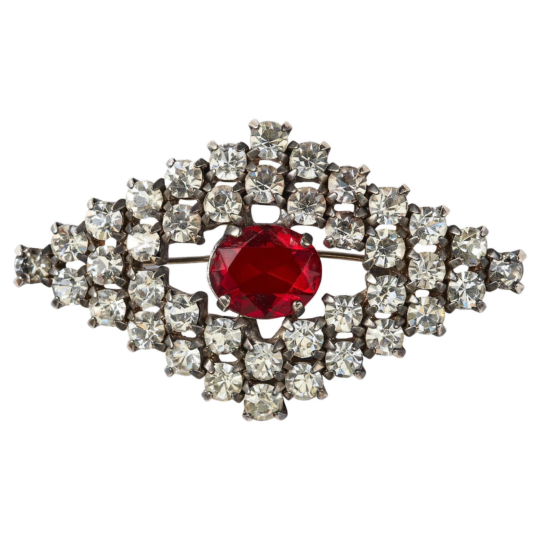 Brosche mit Strass und roten Edelsteinen in Diamantform aus den 1940er Jahren im Angebot