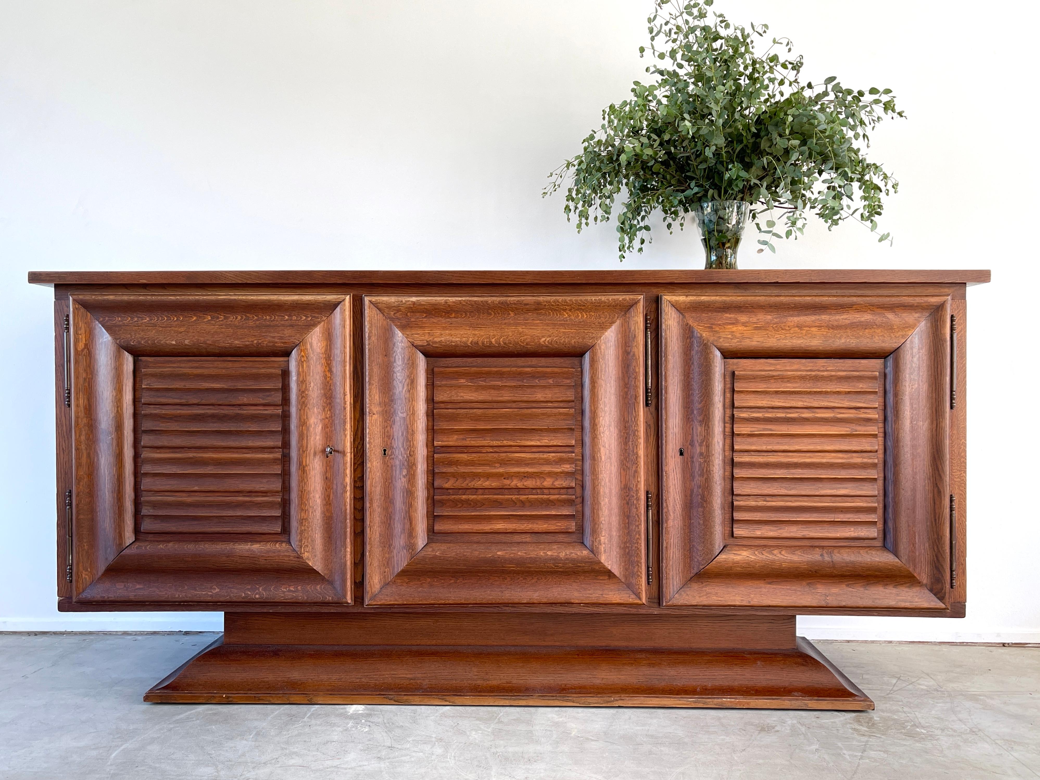 Fantastique armoire en chêne français des années 1940, avec 3 panneaux de porte à rainures 
Merveilleuse patine chaude et lignes simples et épurées. 
Les clés originales ouvrent les portes des armoires.