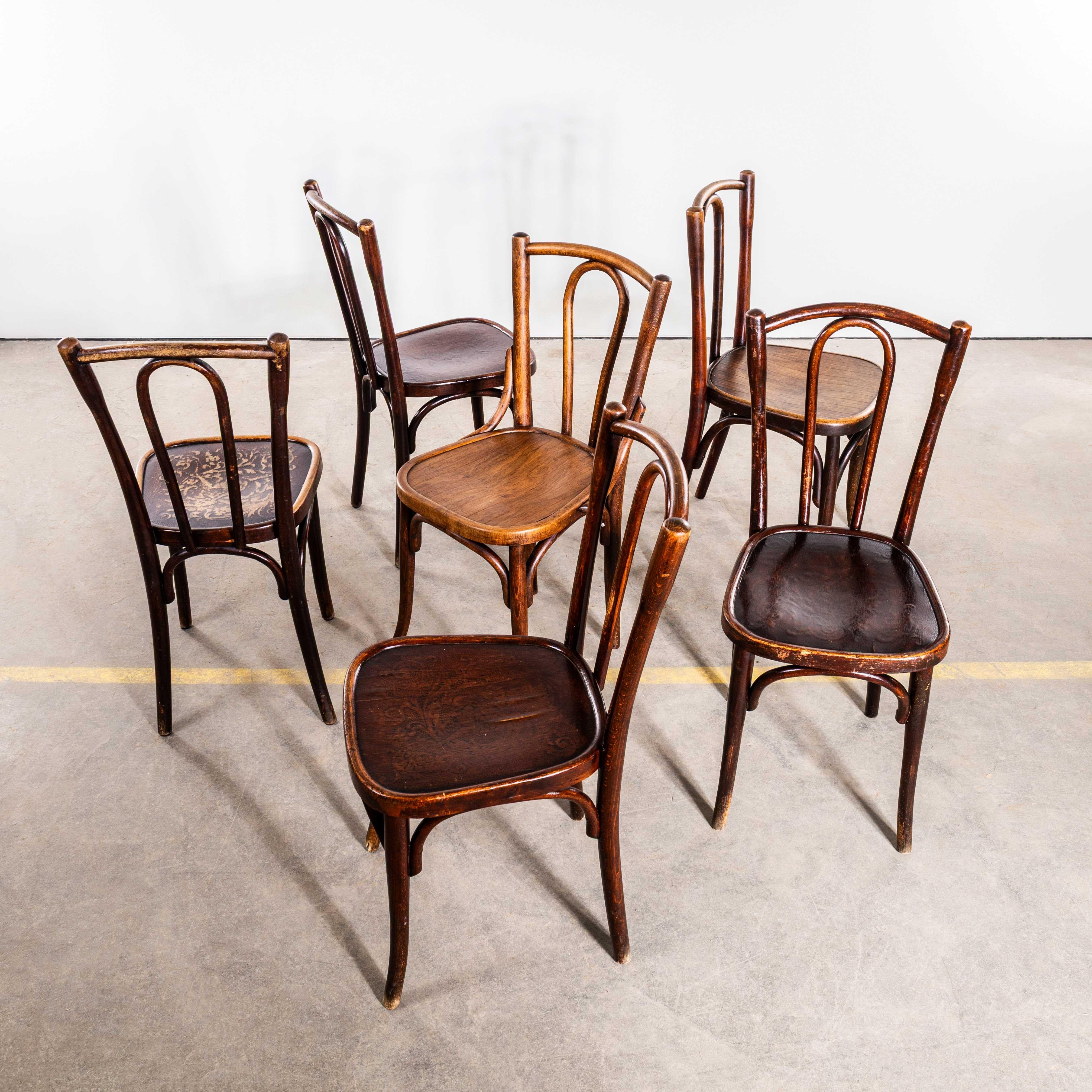 1940's Rich Dark Fischel Bentwood Dining Chairs - Set von sechs. 
Das Verfahren zum Biegen von Buchenholz mit Dampf zu eleganten Stühlen wurde von Thonet entdeckt und entwickelt, doch als seine Patente 1869 ausliefen, begannen viele Unternehmen,