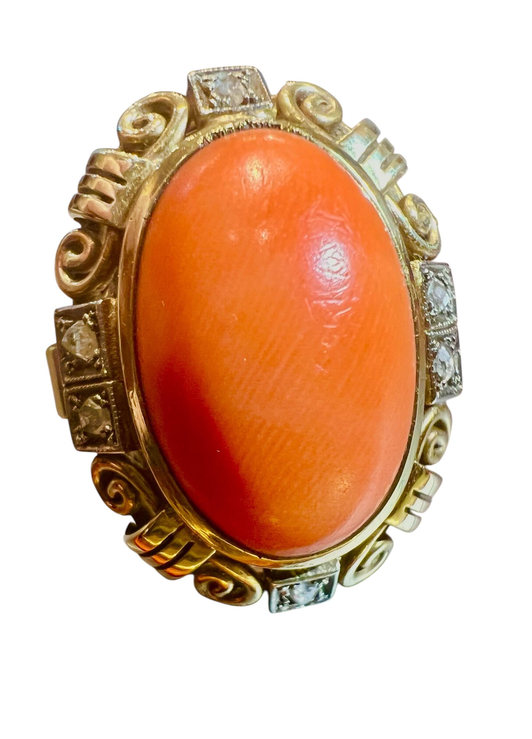 Belle bague jaune 14 carats,
serti d'un grand cabochon de corail naturel, entouré de 6 petits diamants taillés en rose.
Jolie décoration typique des années 1930/1940
Le cabochon mesure : 
Longueur : 2,5 cm.             
Largeur : 1.30 cm
poids :