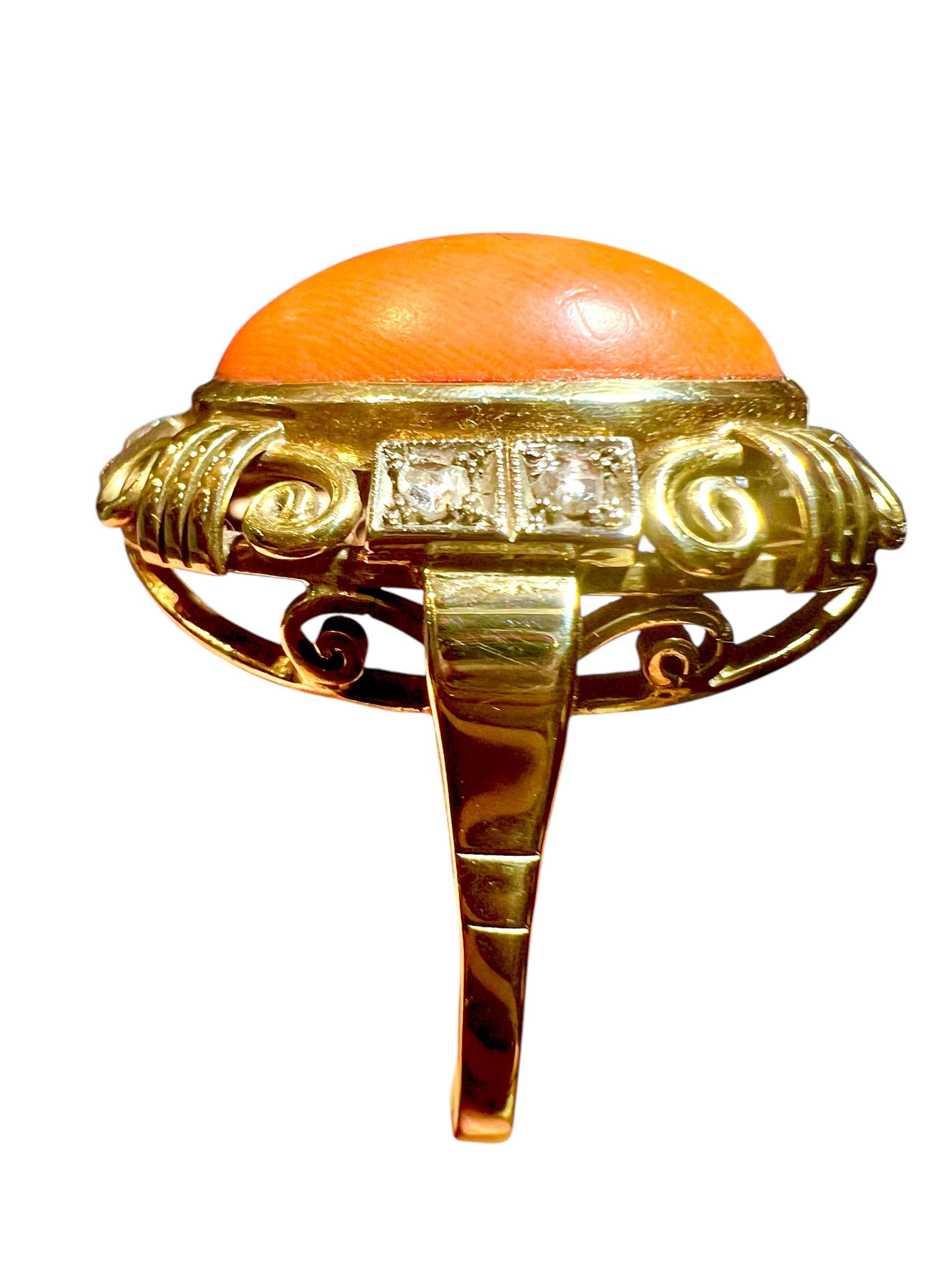 Art déco Bague des années 1940 en or 14 carats sertie d'un cabochon de corail et de diamants taille ancienne en vente