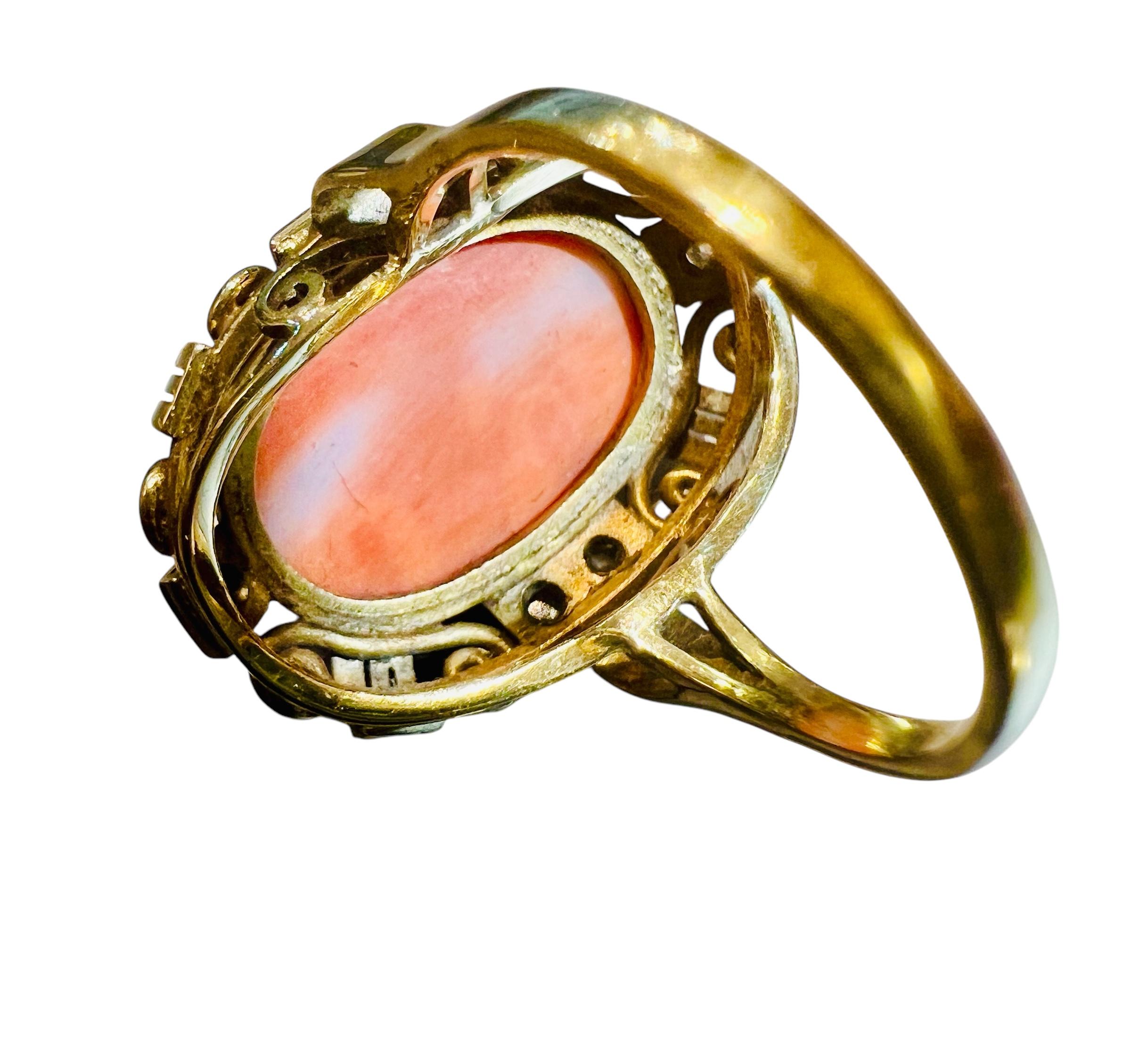 Taille cabochon Bague des années 1940 en or 14 carats sertie d'un cabochon de corail et de diamants taille ancienne en vente