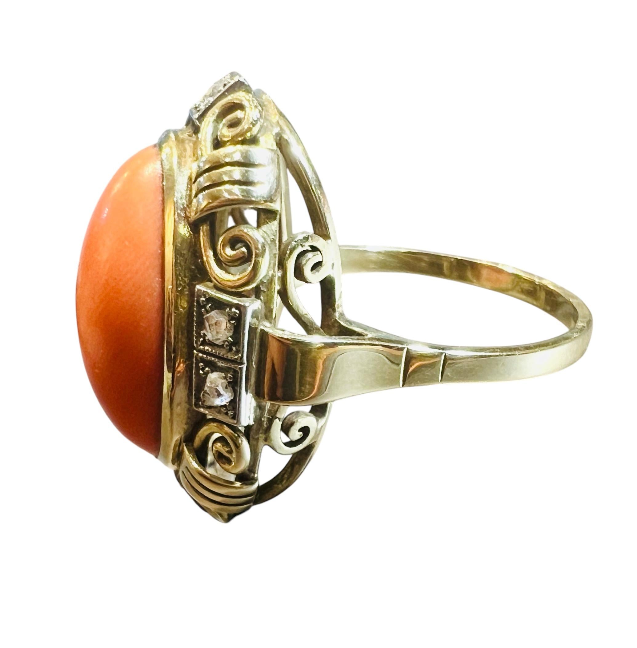 Bague des années 1940 en or 14 carats sertie d'un cabochon de corail et de diamants taille ancienne Bon état - En vente à SAINT-OUEN-SUR-SEINE, FR