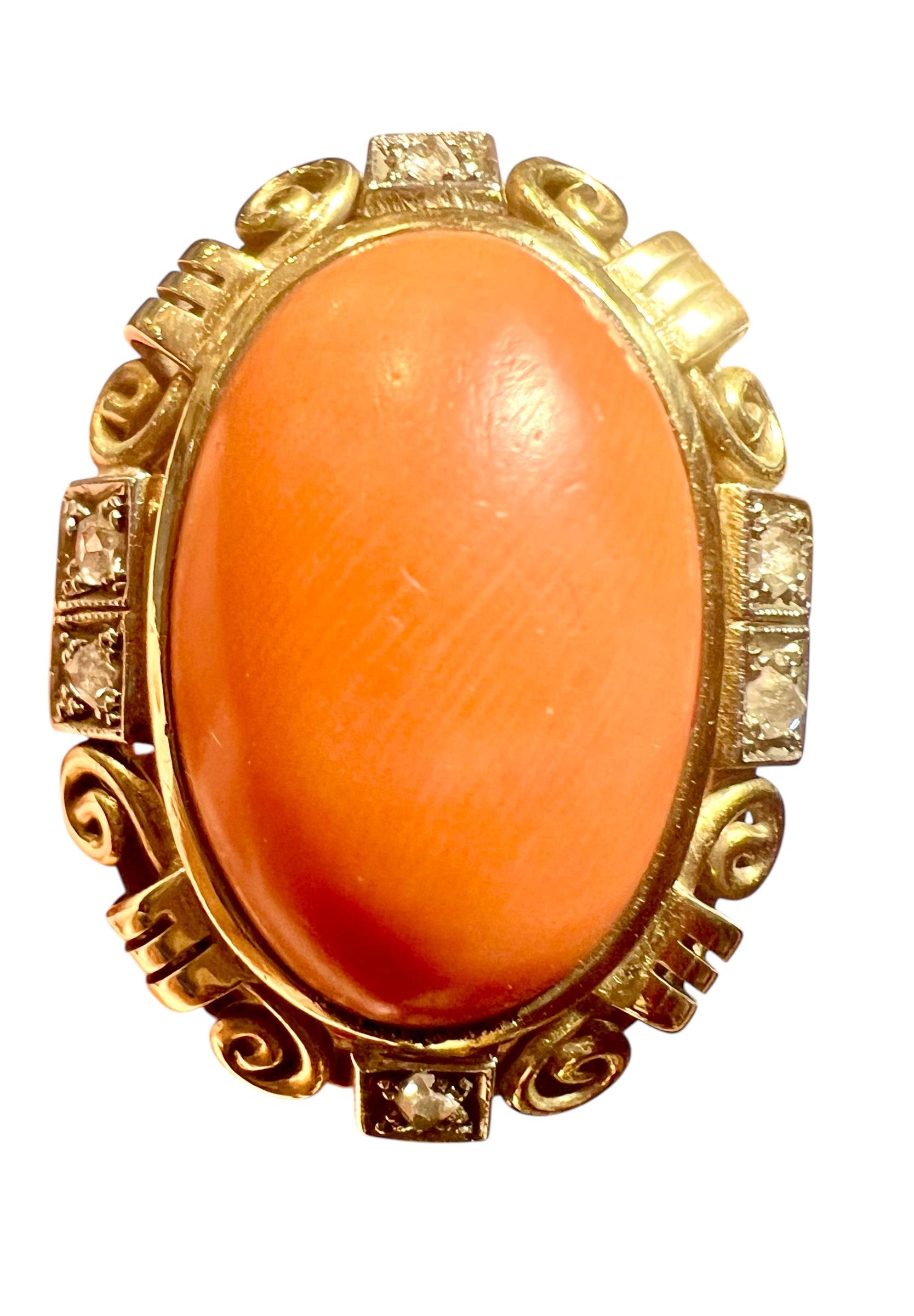 Bague des années 1940 en or 14 carats sertie d'un cabochon de corail et de diamants taille ancienne Pour femmes en vente
