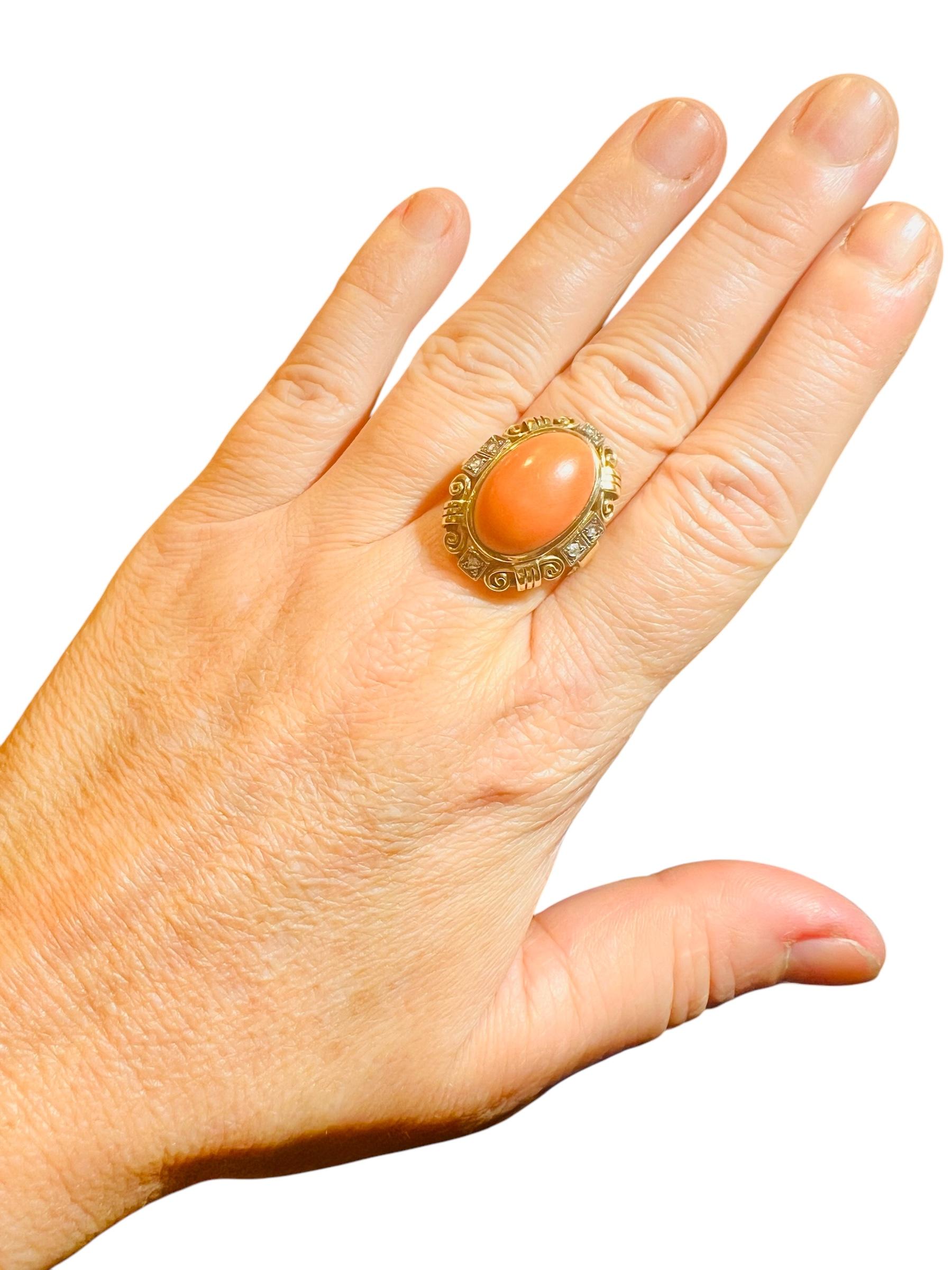 Bague des années 1940 en or 14 carats sertie d'un cabochon de corail et de diamants taille ancienne en vente 1