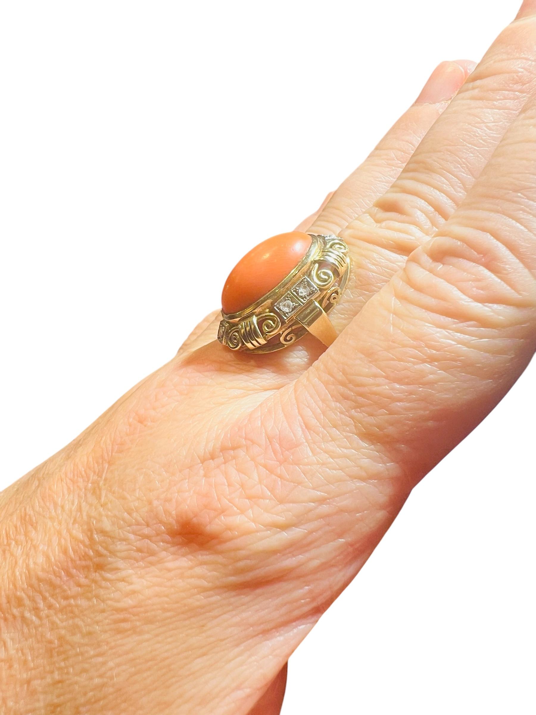 Bague des années 1940 en or 14 carats sertie d'un cabochon de corail et de diamants taille ancienne en vente 2