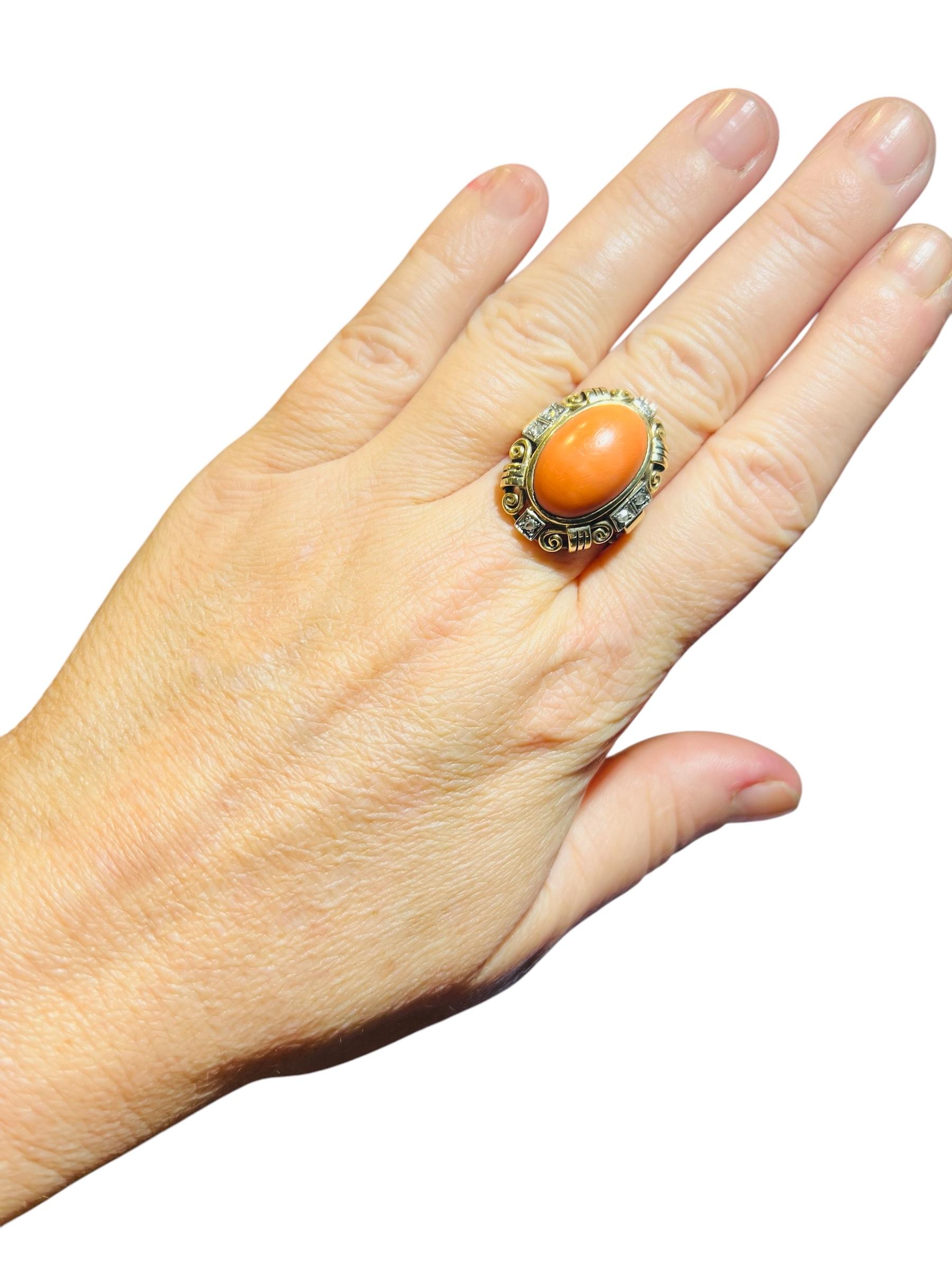 Bague des années 1940 en or 14 carats sertie d'un cabochon de corail et de diamants taille ancienne en vente 3
