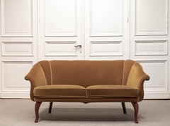 1940s Romántico / Art Nouveau Sofá con respaldo de concha tapizado con terciopelo de bronce