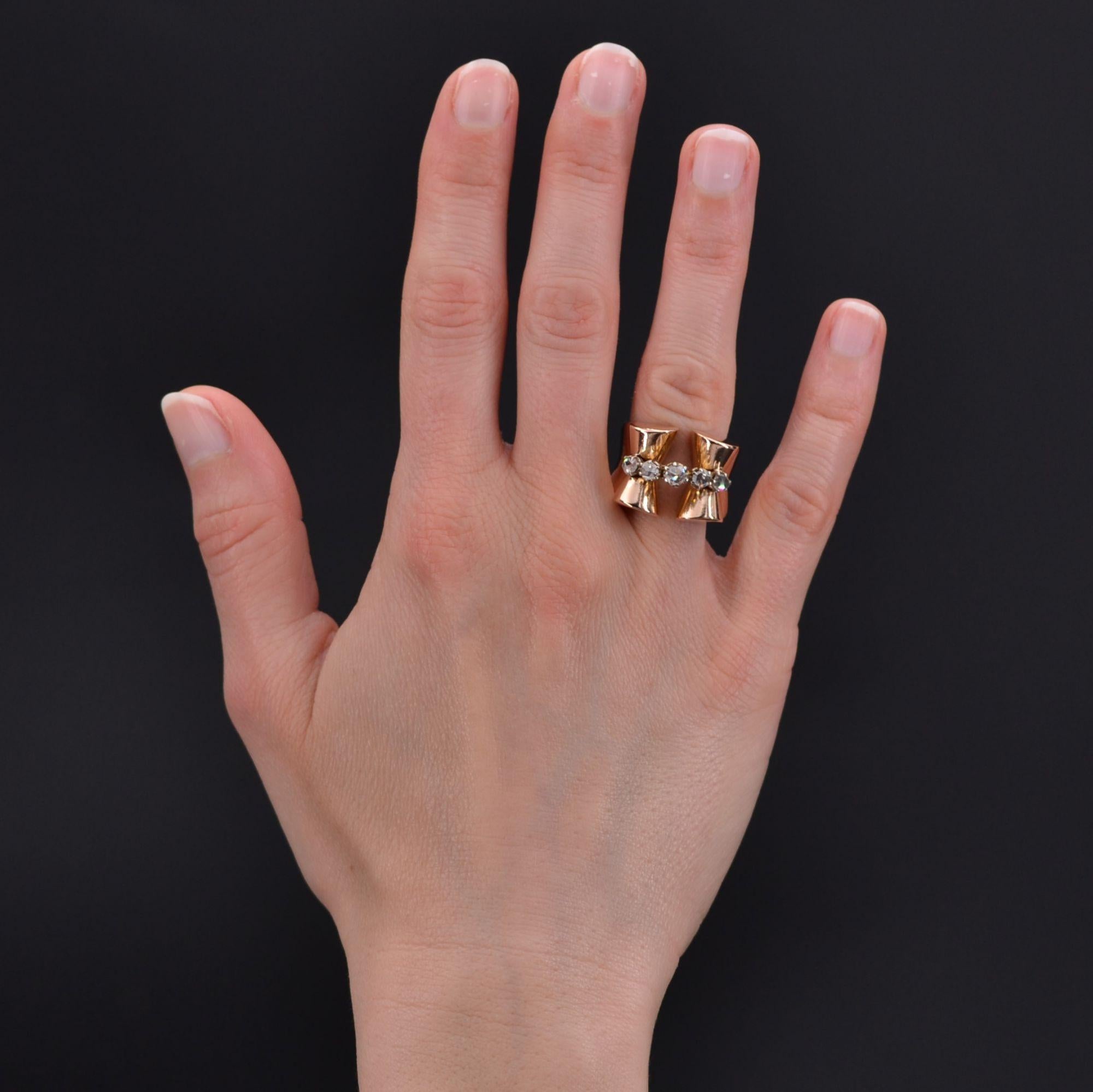 Ring aus 18 Karat Roségold, eigene Punzierung.
Der wichtige und breite Ring endet oben durch zwei Windungen wie ein Knoten, der in der Mitte durch eine Linie von Diamanten im Rosenschliff befestigt ist.
Gesamtgewicht der Diamanten: ca. 0,42