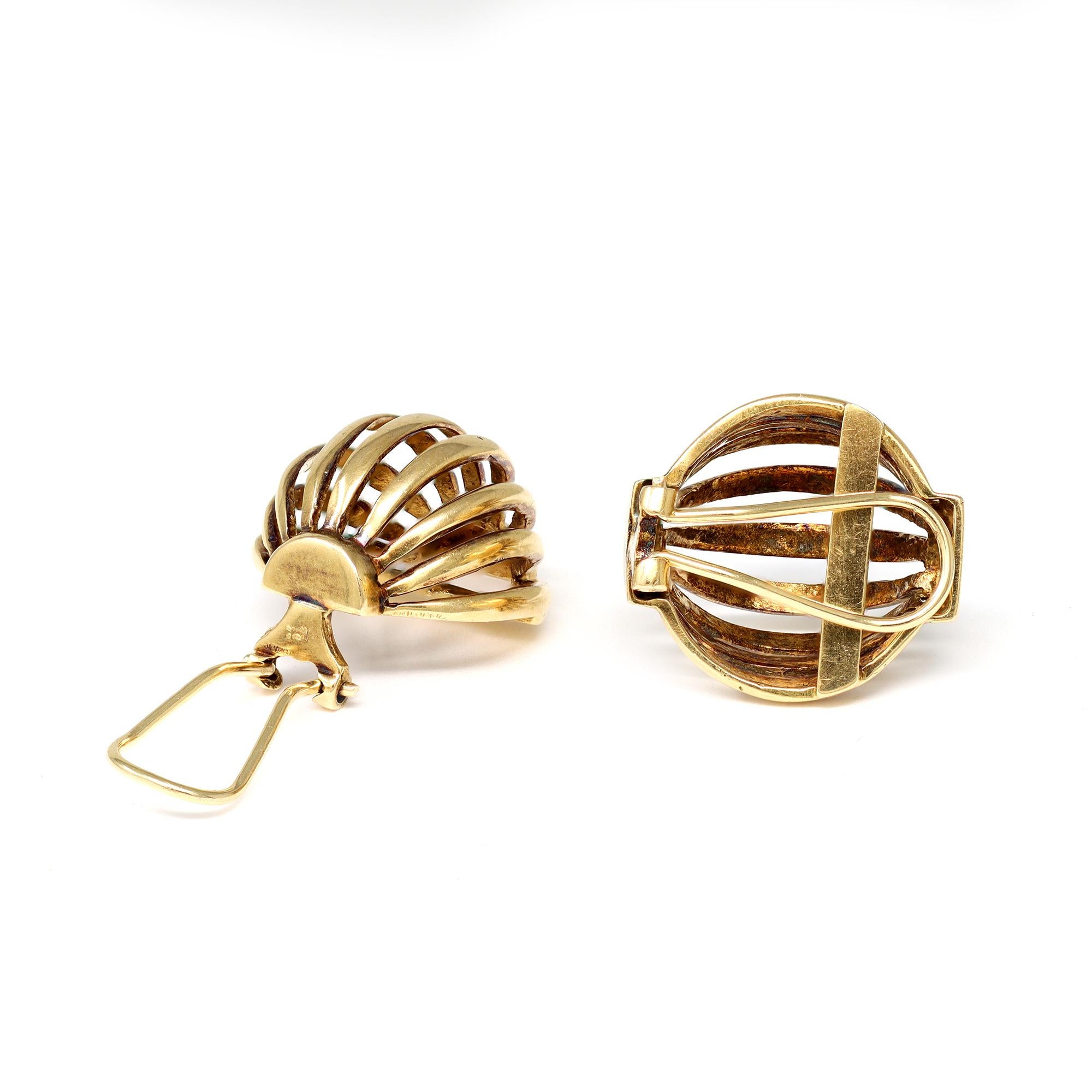 An original vintage pair of striped half sphere clip-on earrings circa 1940. The earrings are in very good condition and the design is subtle enough that they can be worn night and day. The gold presents minor marks of oxydation due to the age