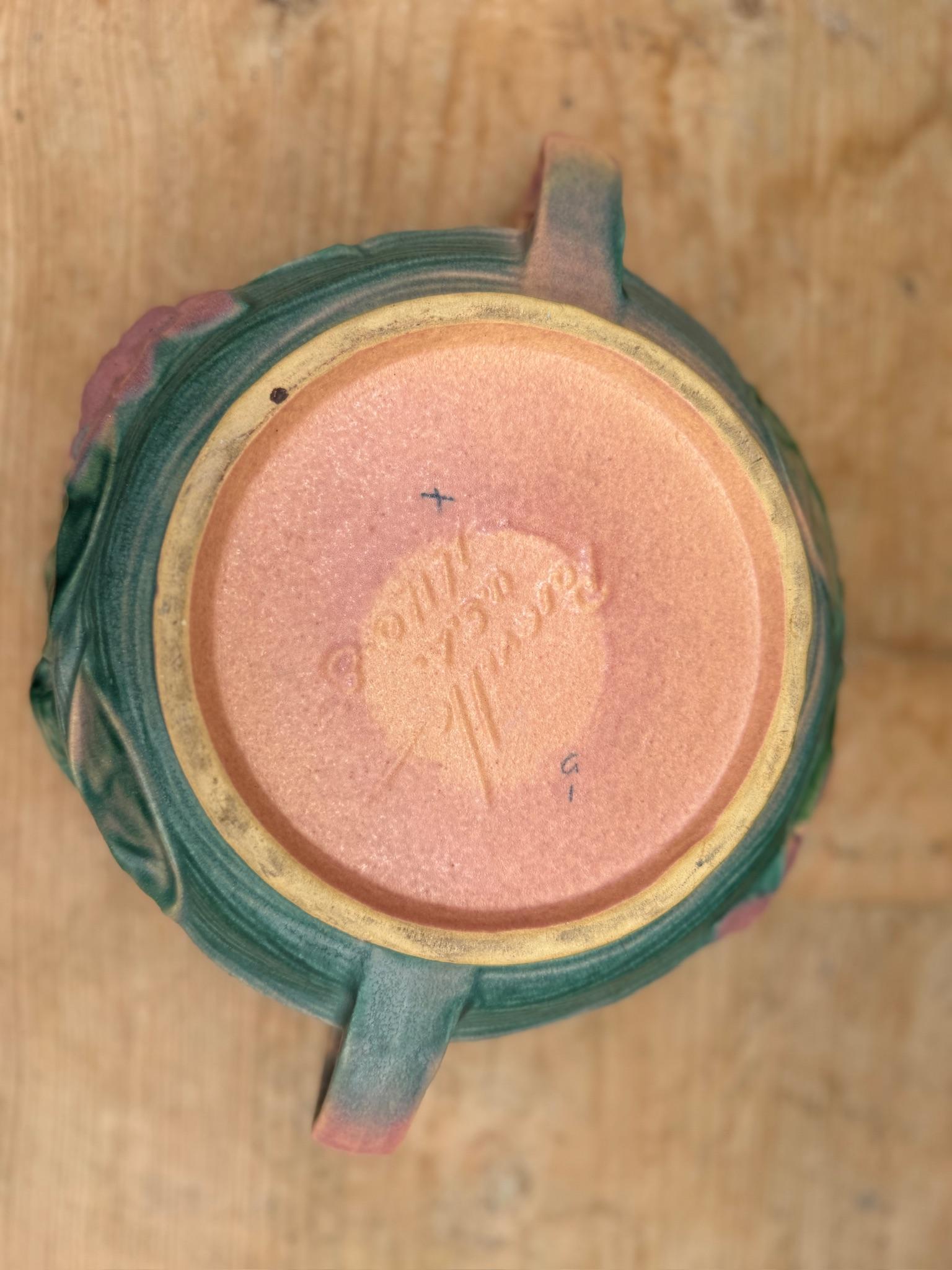 1940s Roseville Pottery Bowl with 2 Handles (bol en poterie avec 2 poignées) Bon état à West Hollywood, CA