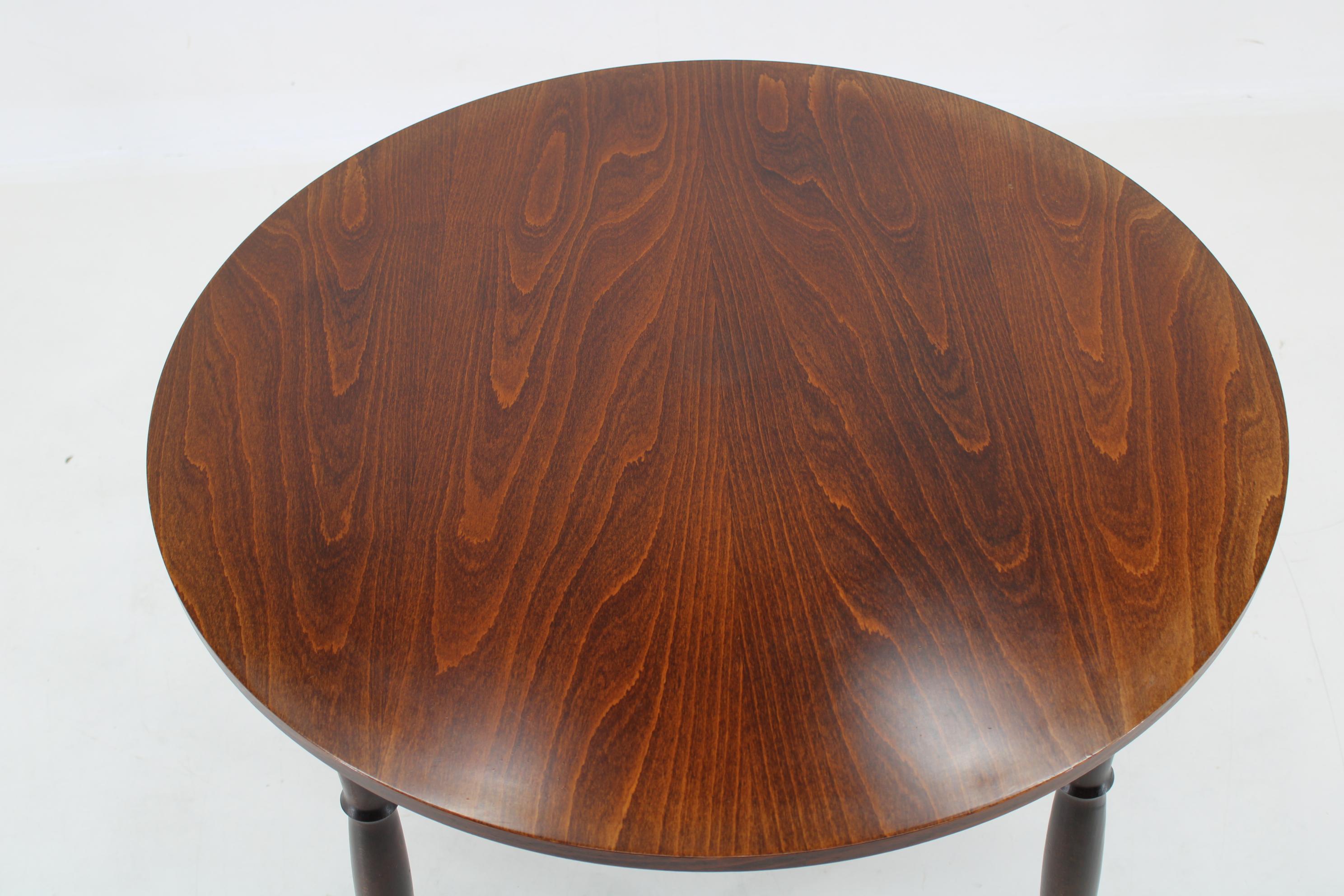 1940s Round Beech Table, Czechoslovakia In Good Condition In Praha, CZ