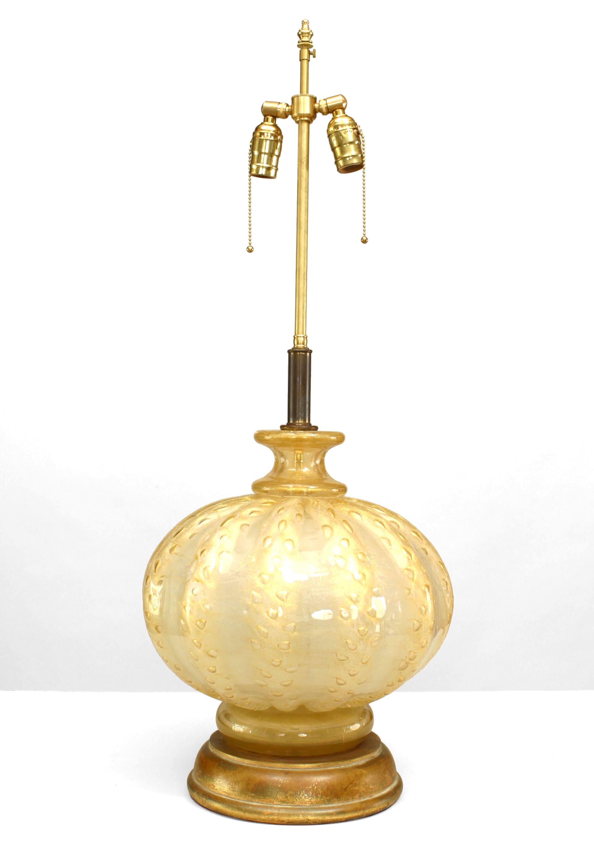 Grande lampe de table bulbeuse vénitienne des années 1940, en verre de Murano irisé et doré, avec des stries tonales et des bulles d'air, reposant sur une base ronde en bois doré.
