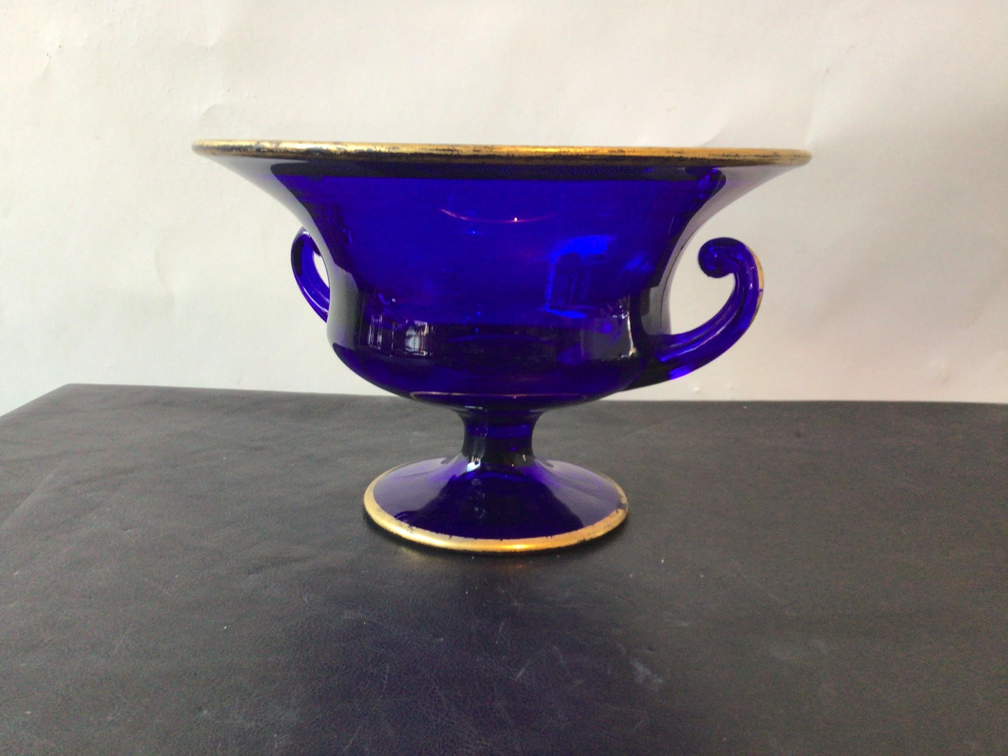 Urne classique en verre bleu royal des années 1940 avec bordure dorée.