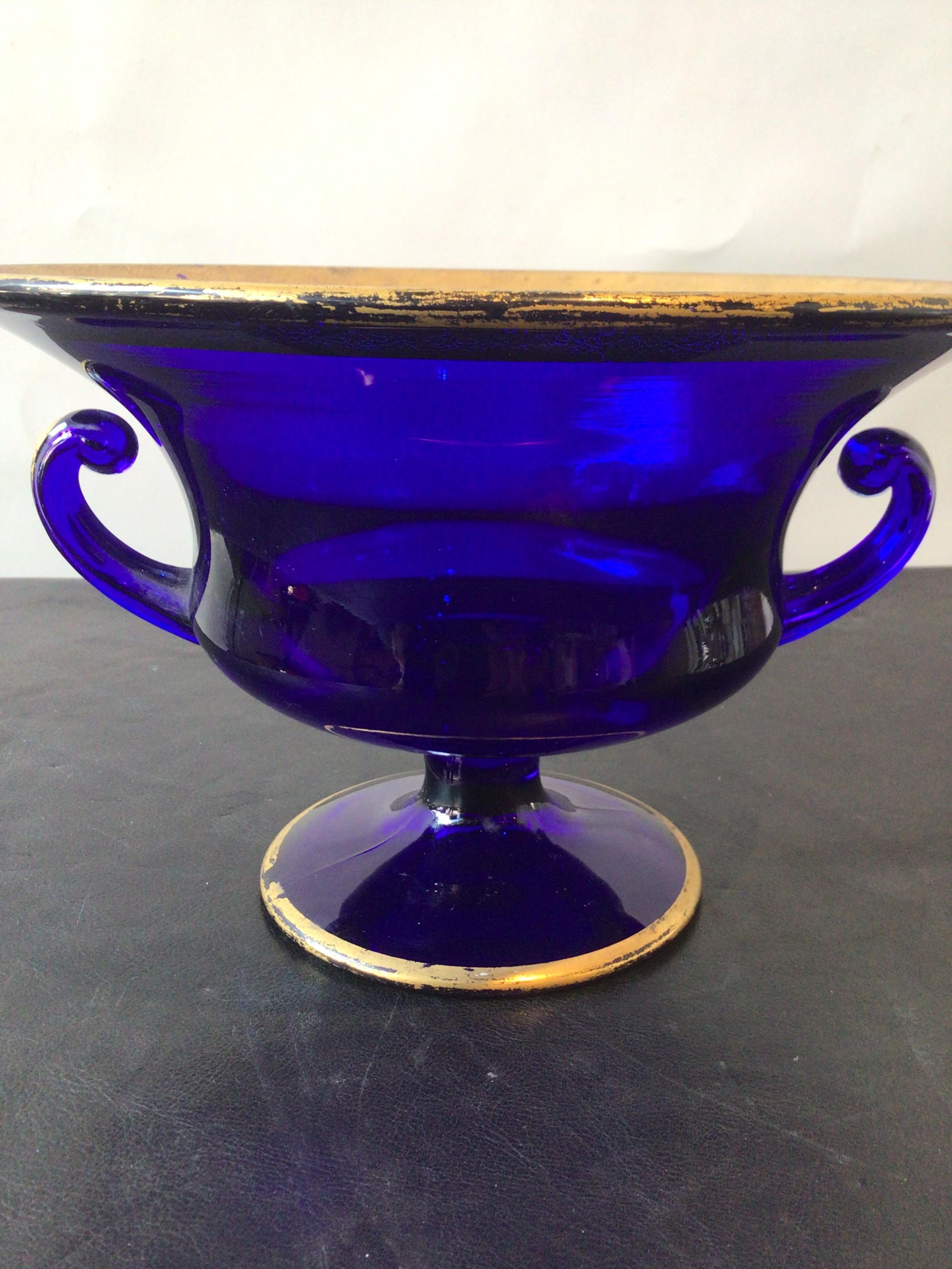 Klassische Urne aus königsblauem Glas mit vergoldeter Verzierung aus den 1940er Jahren im Angebot 2