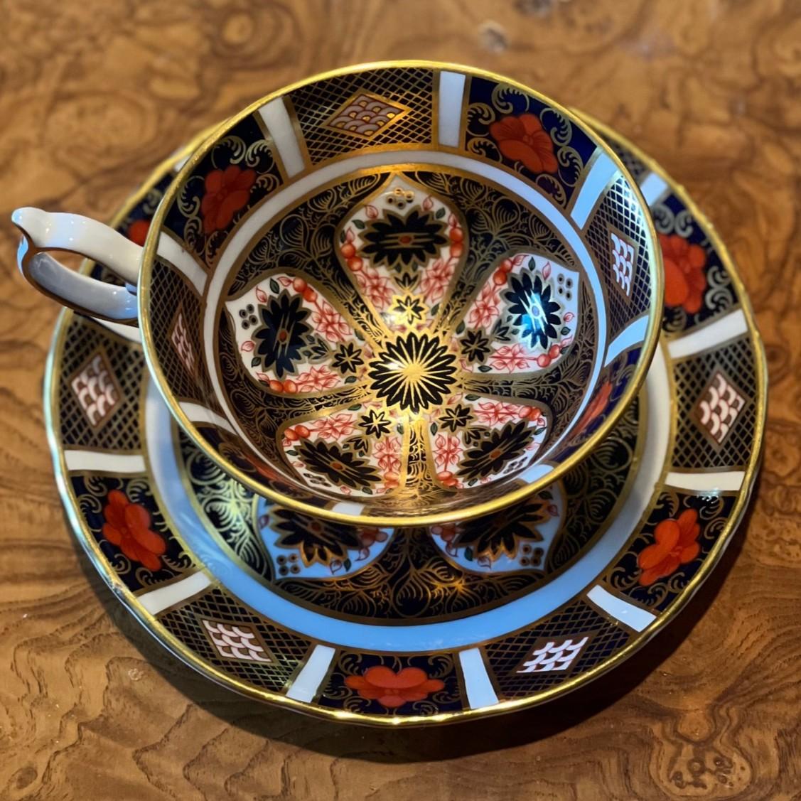 Royal Crown Derby Taza y platillo de té con pie Elizabeth Old Imari 1128.  Un ejemplo intemporal de la artesanía inglesa en porcelana china. Con el icónico motivo Old Imari 1128 de la marca, esta taza y este platillo muestran una elaborada mezcla de