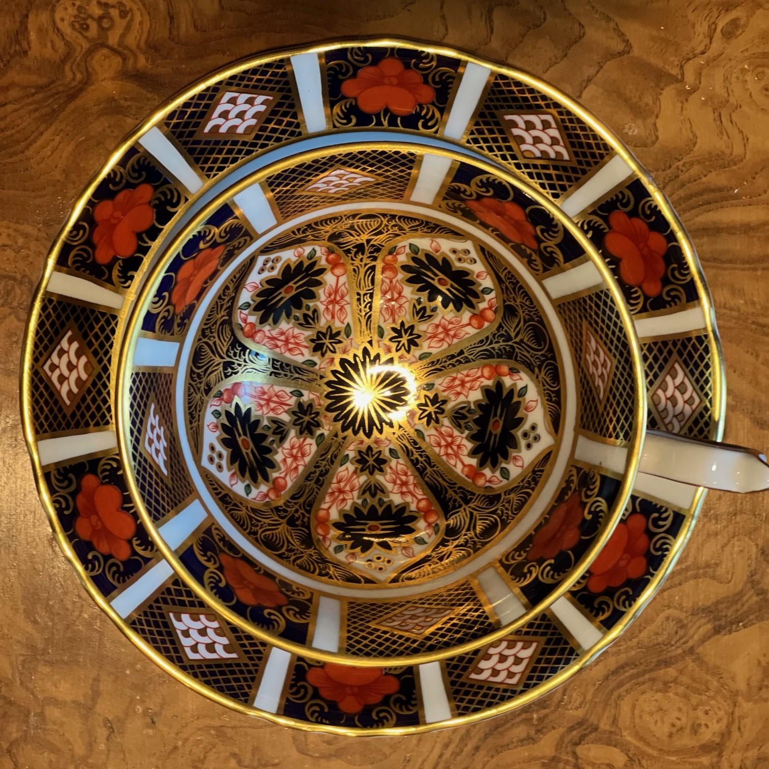 Taza y Platillo de Té Isabel con Pie Imari Antiguo Royal Crown Derby de 1940 Inglés en venta