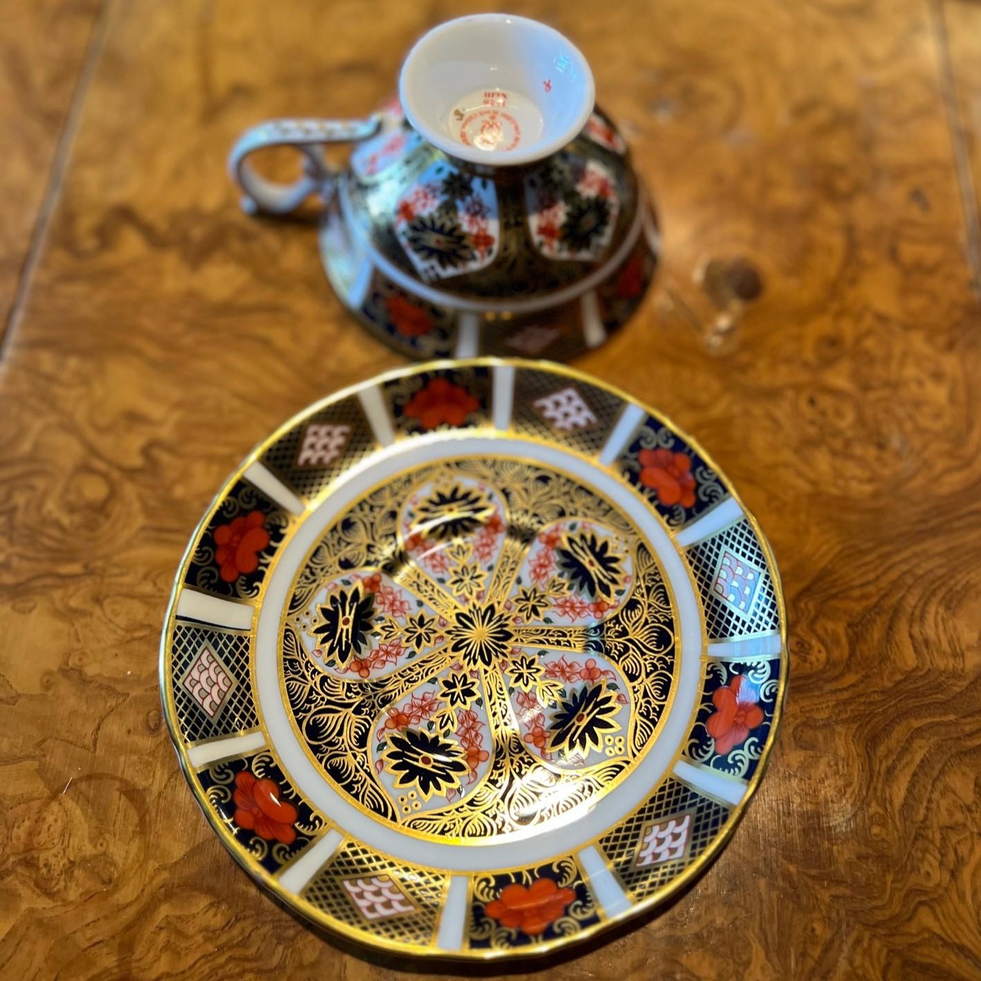 Taza y Platillo de Té Isabel con Pie Imari Antiguo Royal Crown Derby de 1940 Dorado en venta