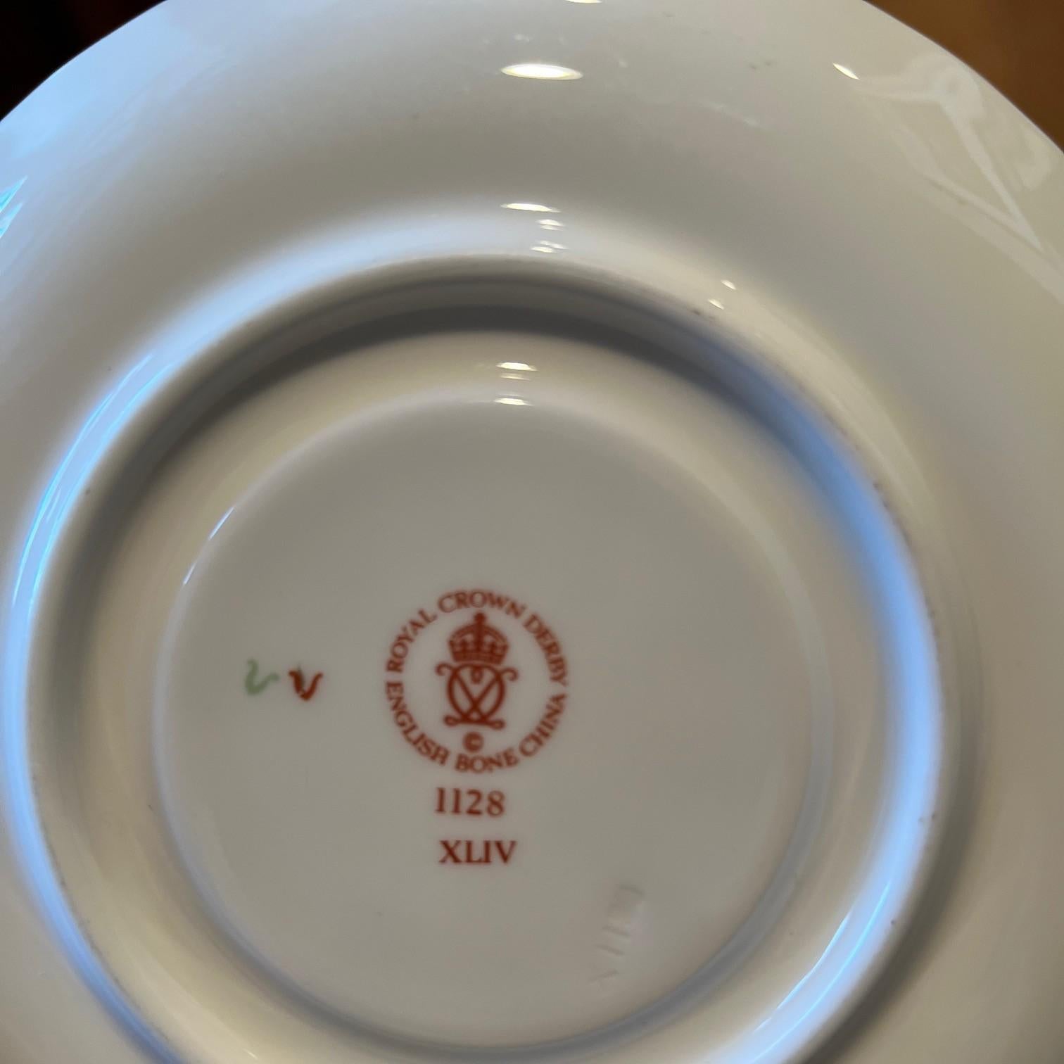 Taza y Platillo de Té Isabel con Pie Imari Antiguo Royal Crown Derby de 1940 mediados del siglo XX en venta
